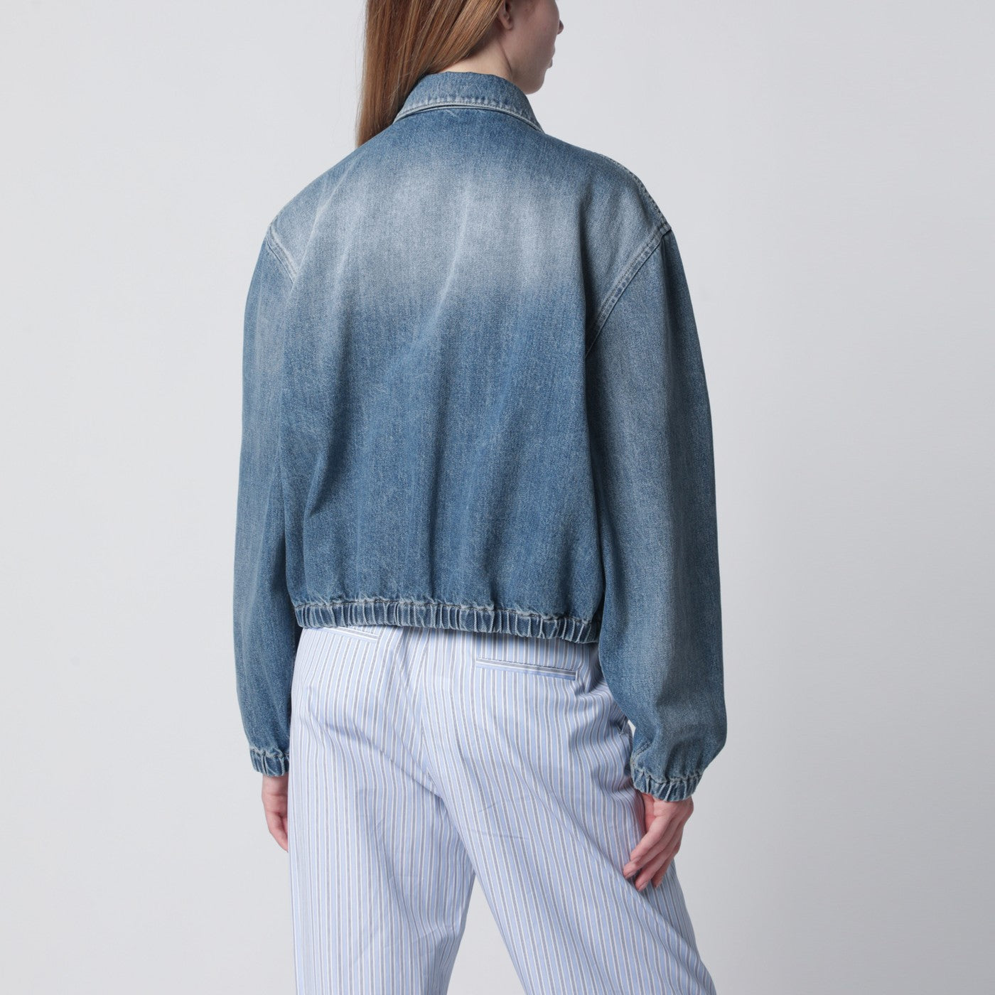 Giacca con zip blu in denim washed