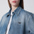 Giacca con zip blu in denim washed