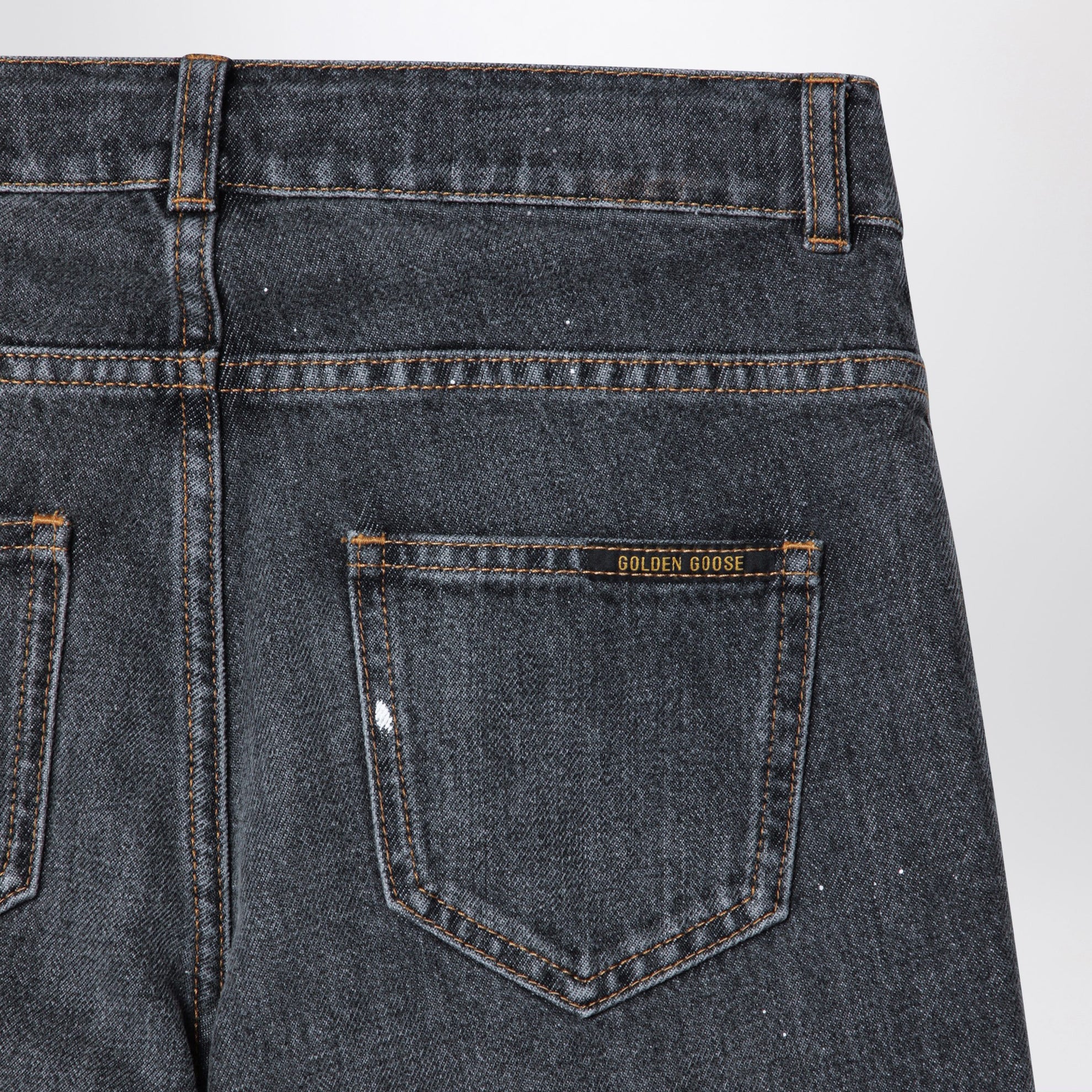 Jeans nero in denim slavato con schizzi