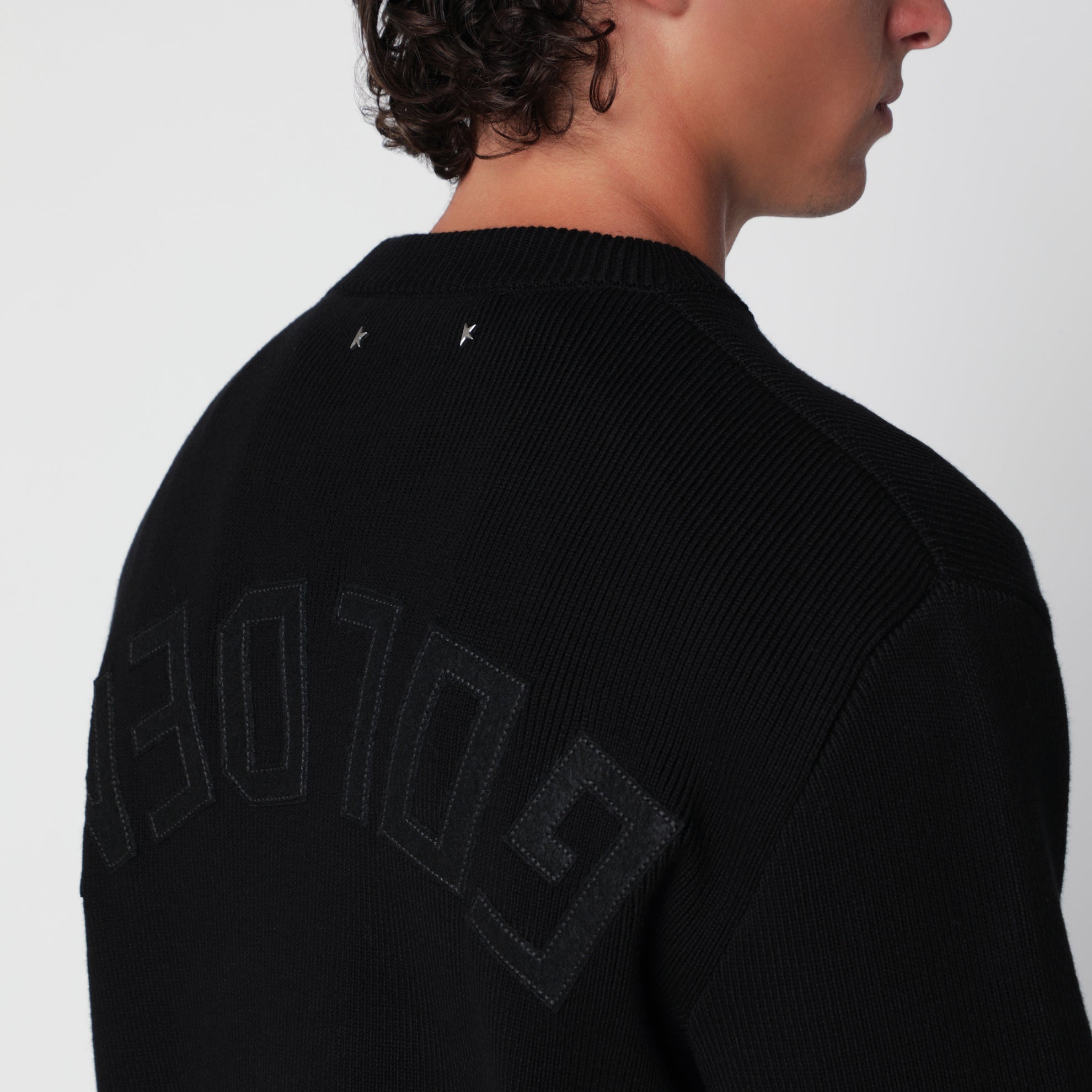 Maglione girocollo nero in cotone con scritta Golden