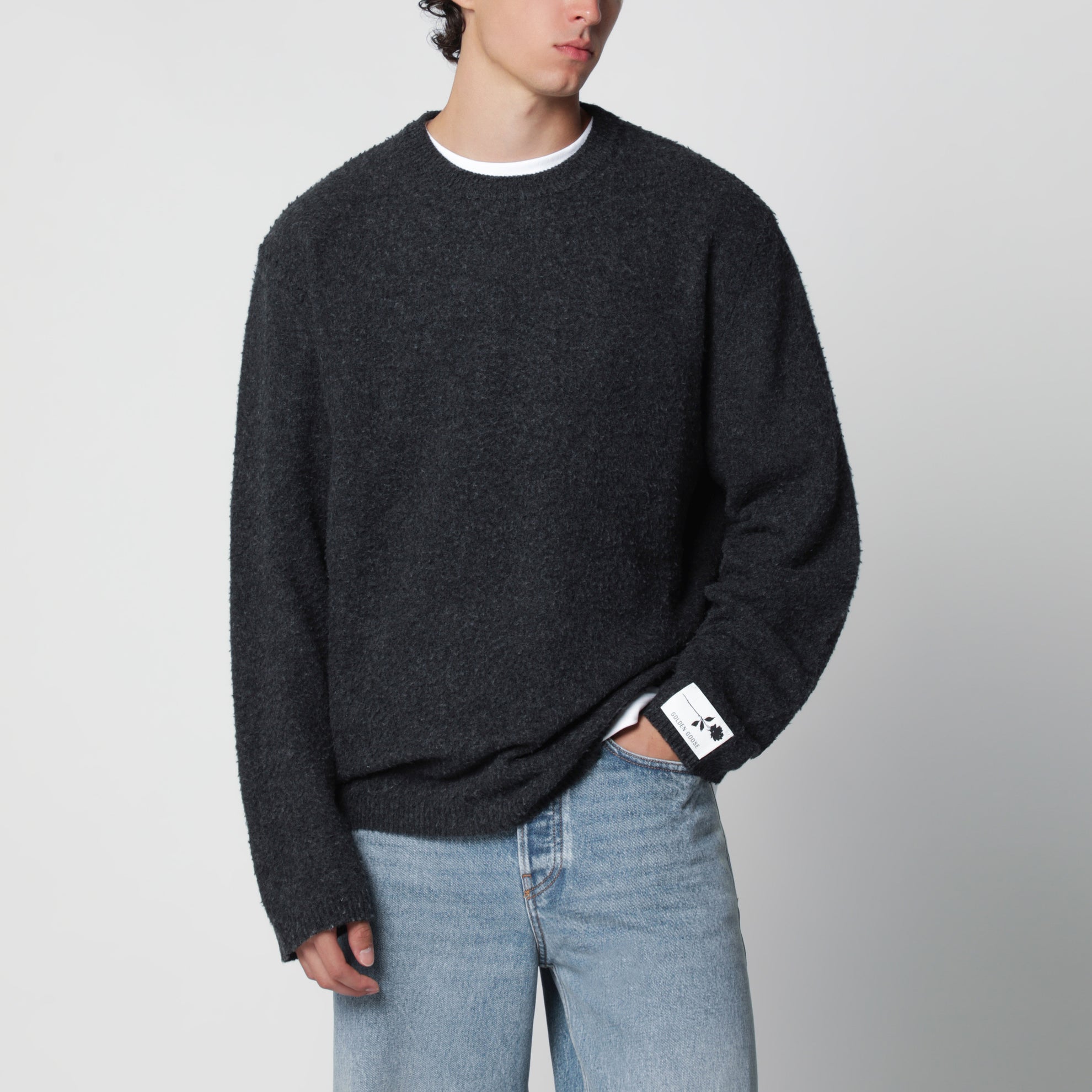 Grauer Pullover aus Boucléwolle