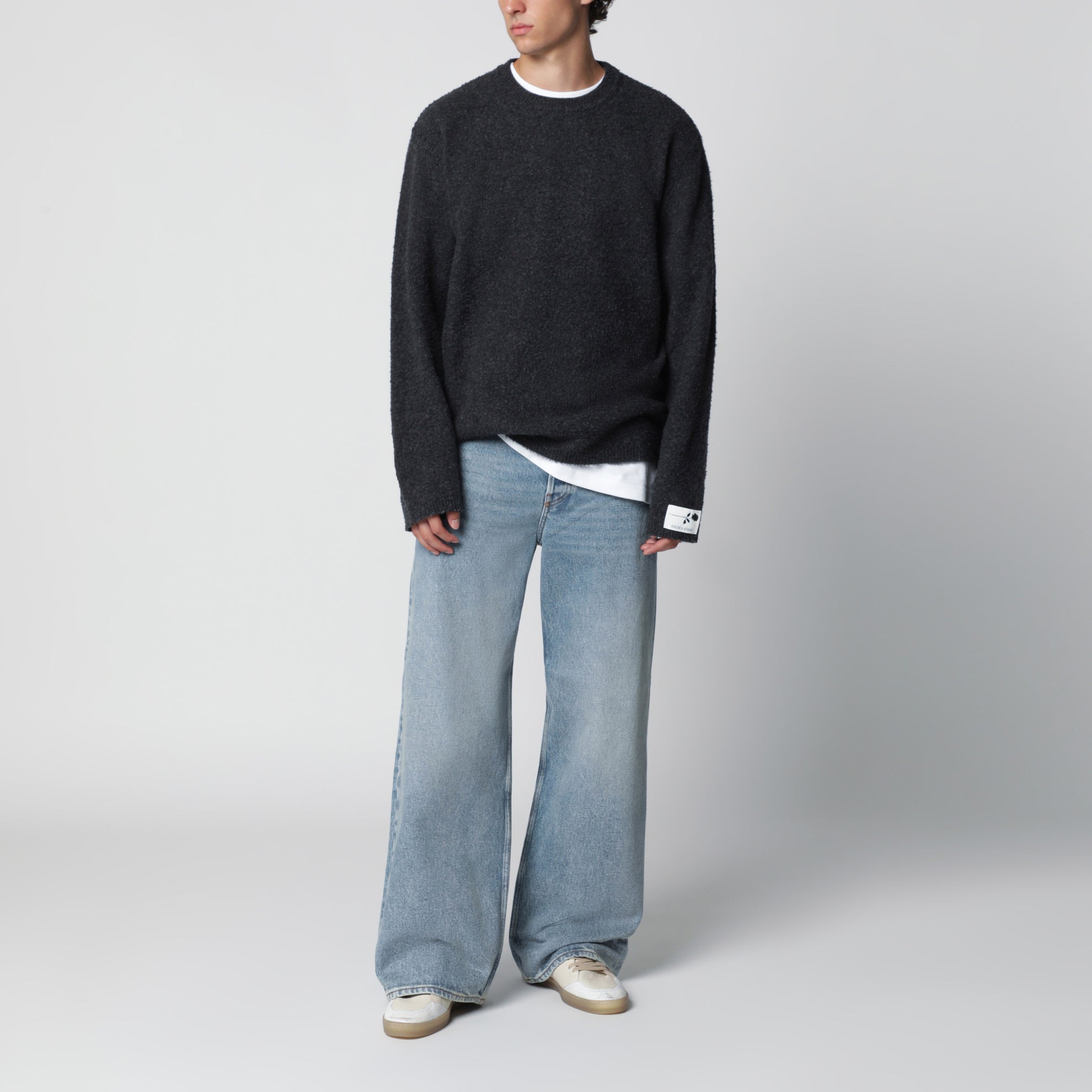 Grauer Pullover aus Boucléwolle