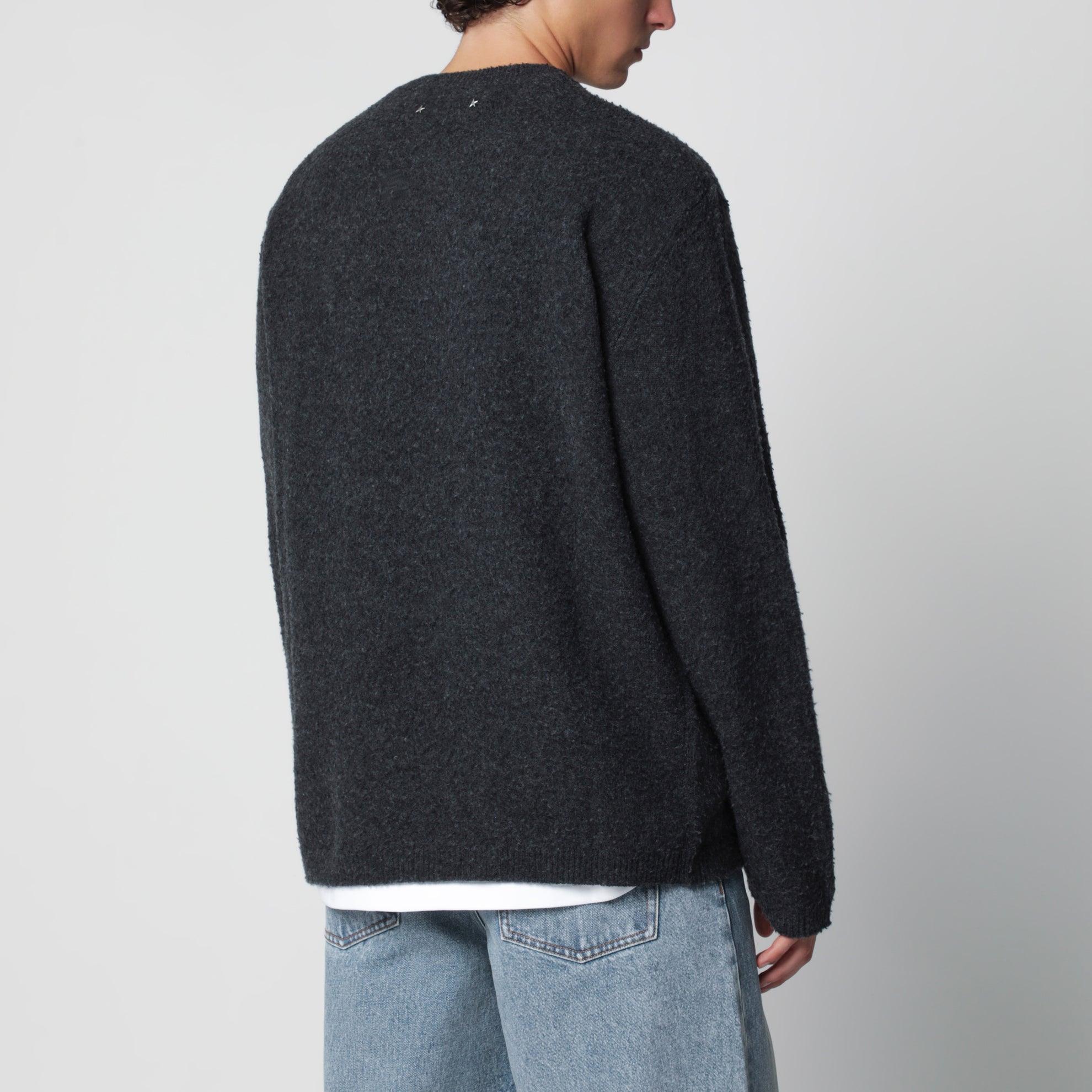 Grauer Pullover aus Boucléwolle