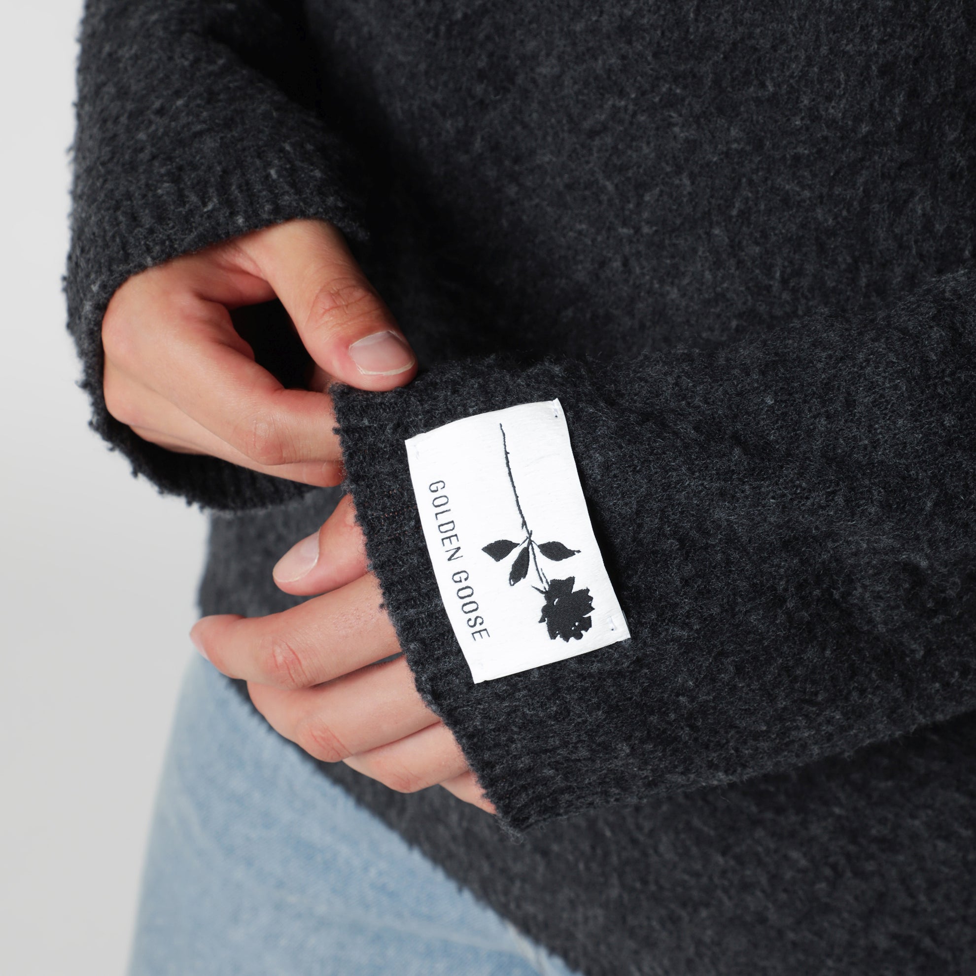 Grauer Pullover aus Boucléwolle