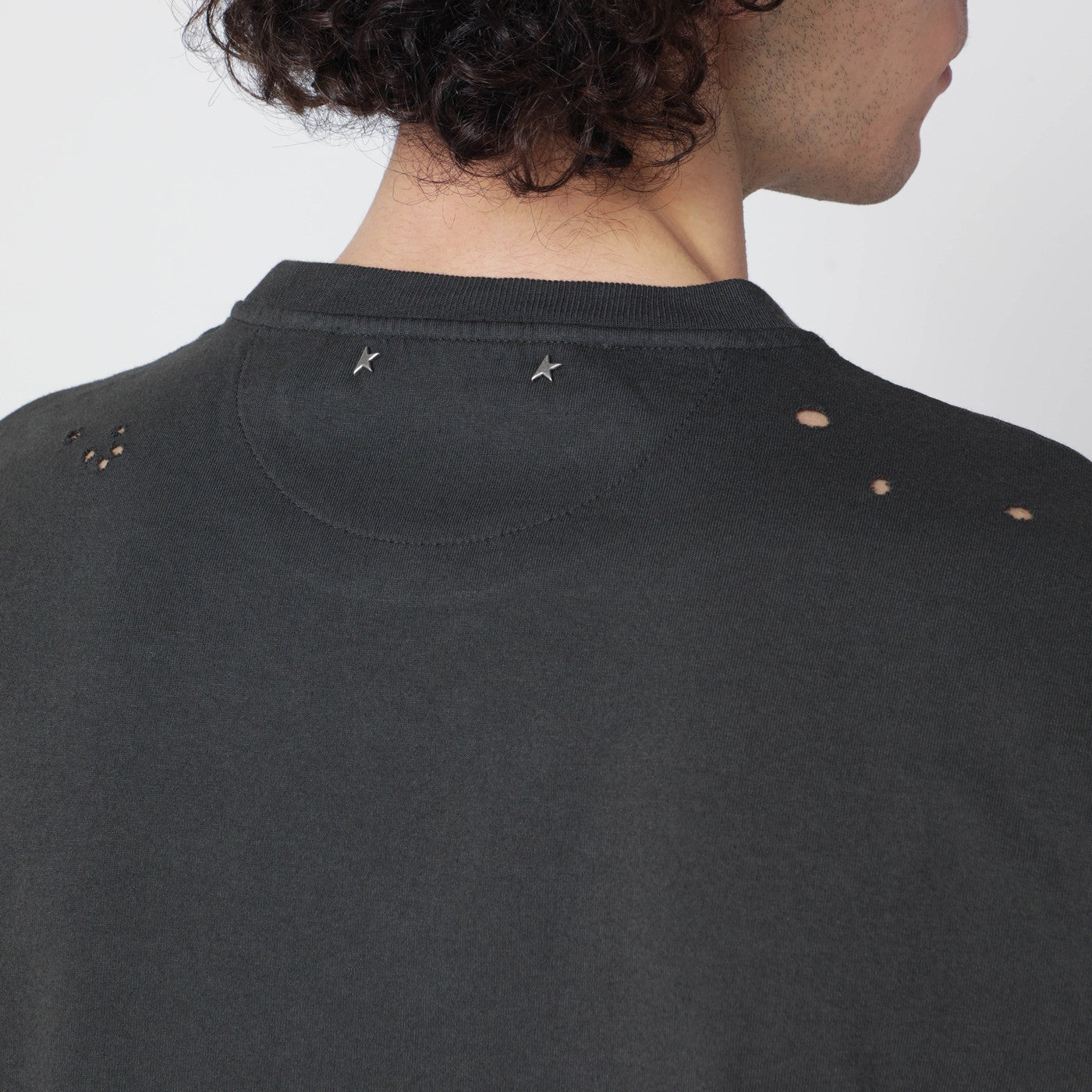 T-shirt antracite effetto vintage con cuore traforato