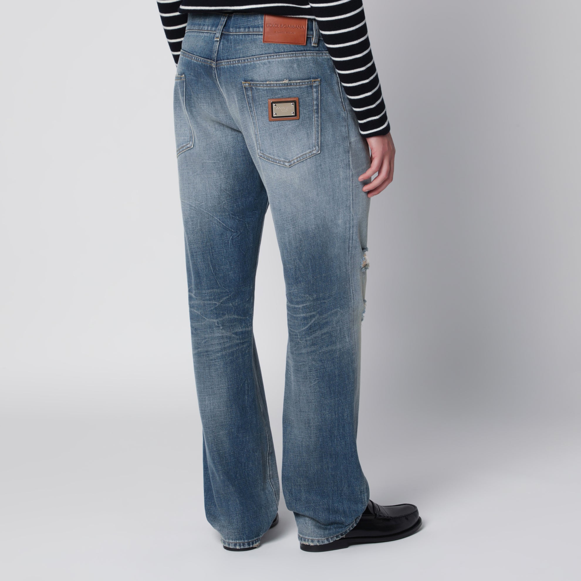 Jeans blu effetto slavato con placca logo