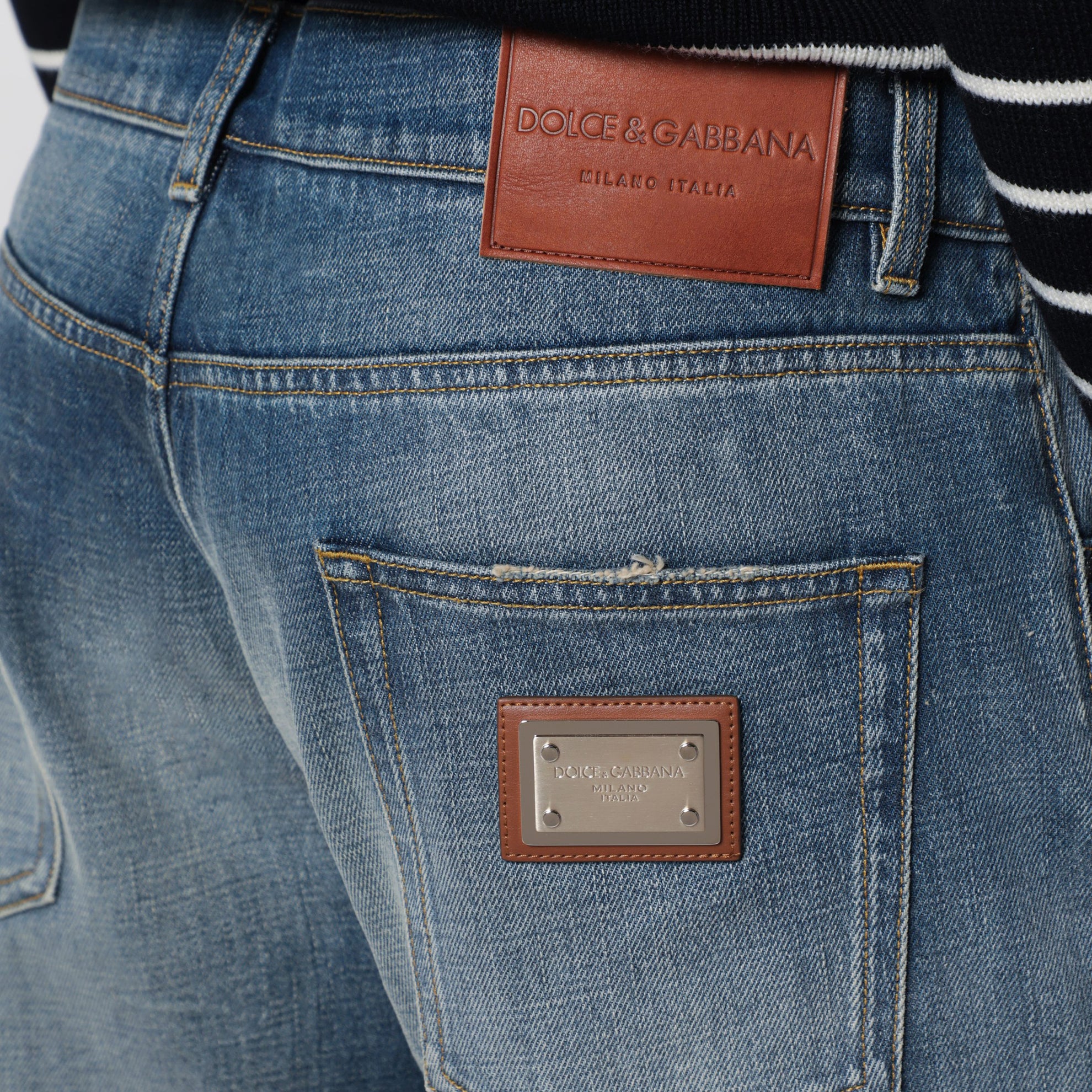 Jeans blu effetto slavato con placca logo