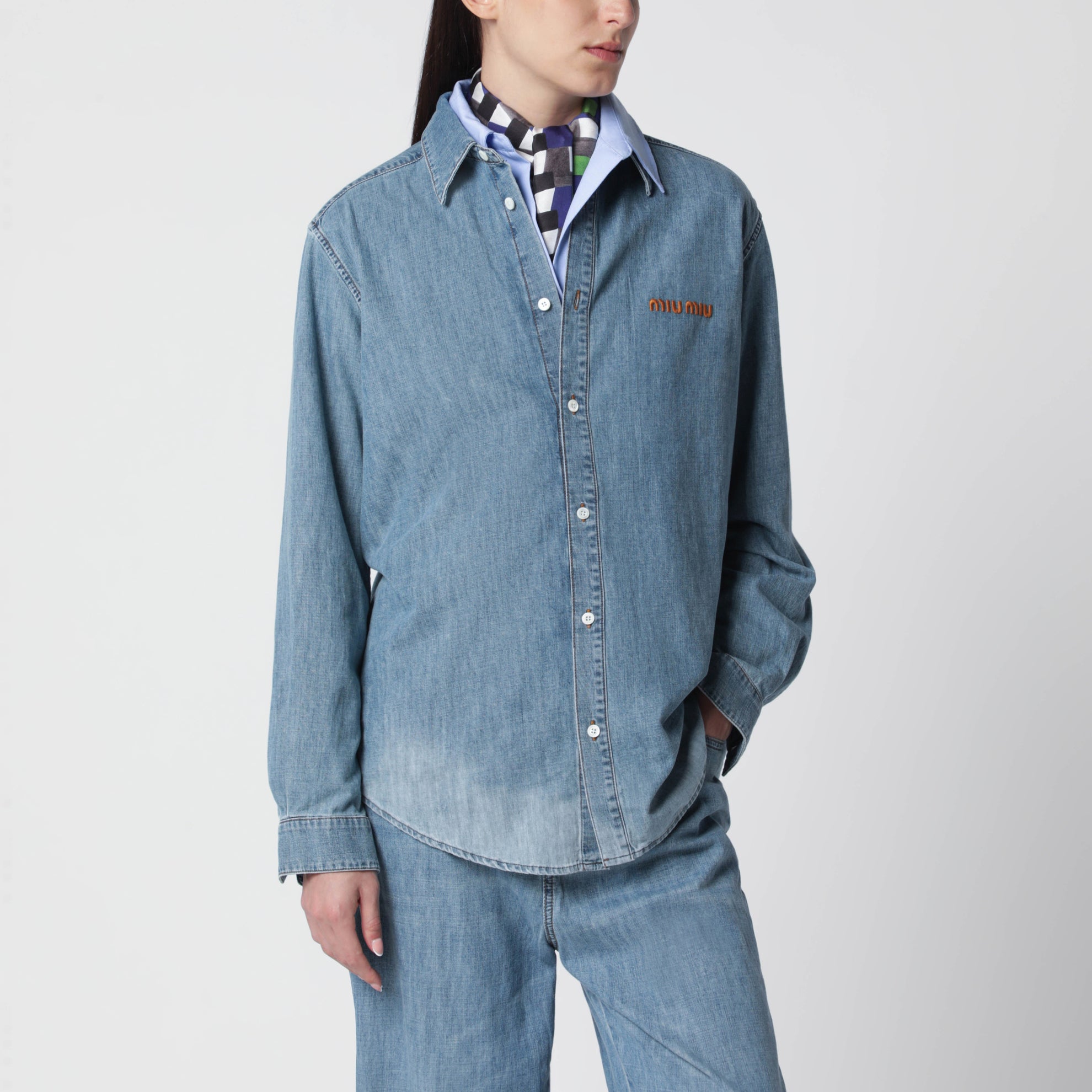 Gebleichtes Baumwoll-Chambray-Hemd in Hellblau