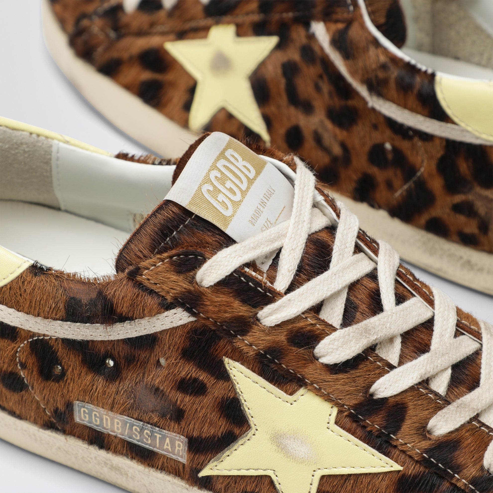Super-star Sneakers aus Leoparden-Ponyfell