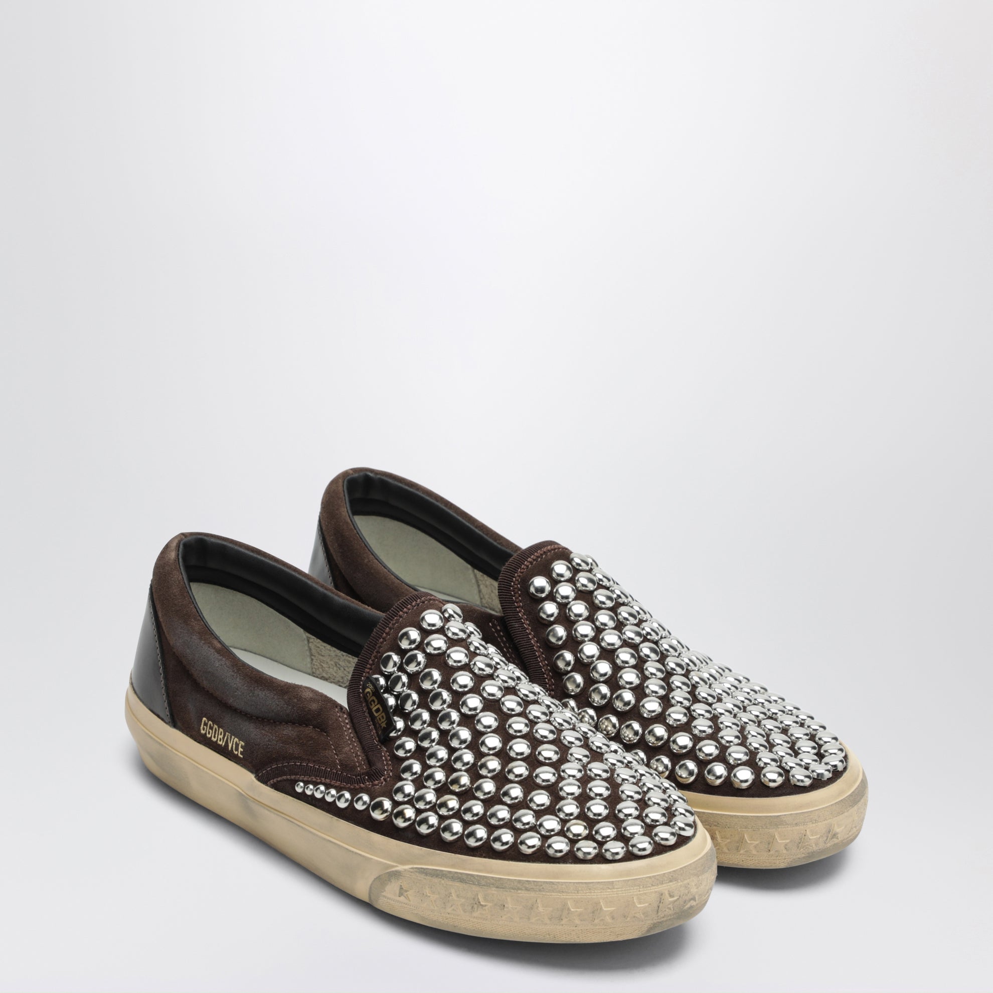 Slip-on marroni in suede con borchie