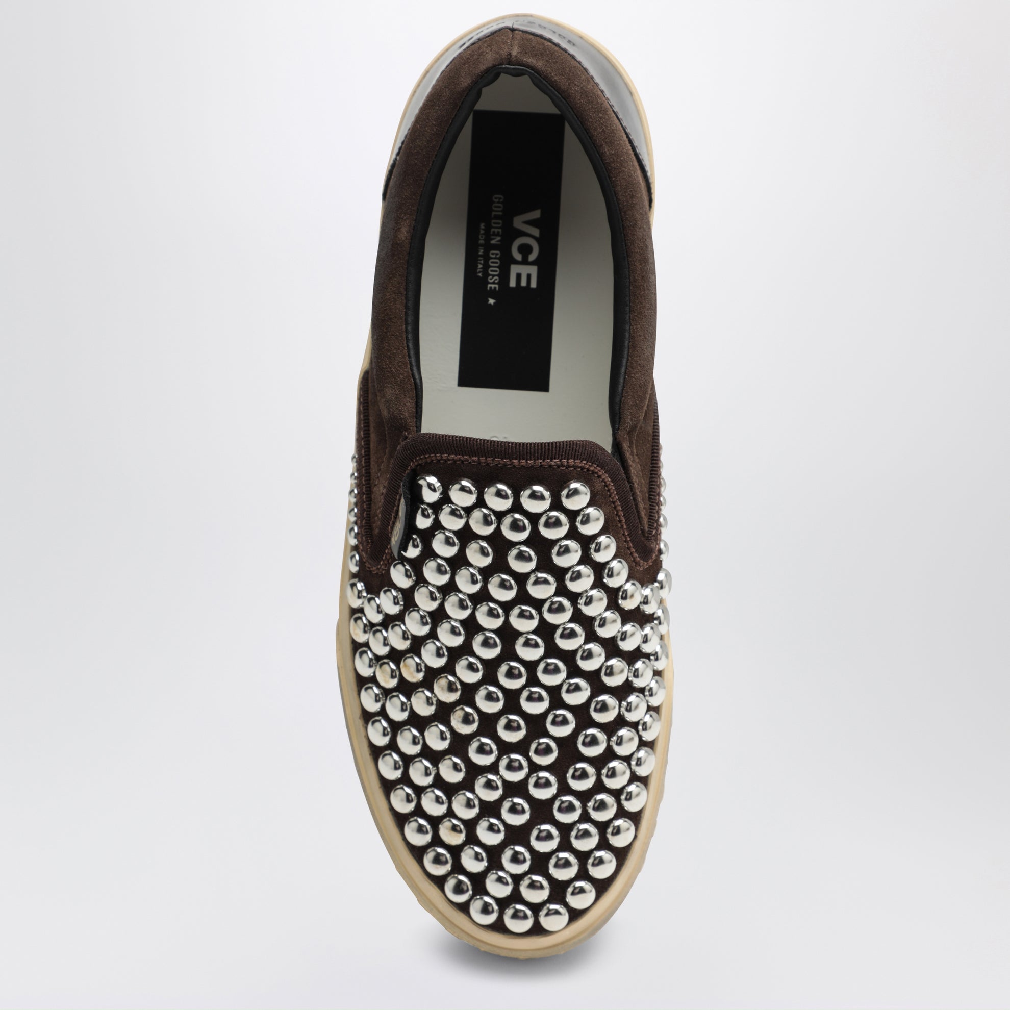 Slip-on marroni in suede con borchie