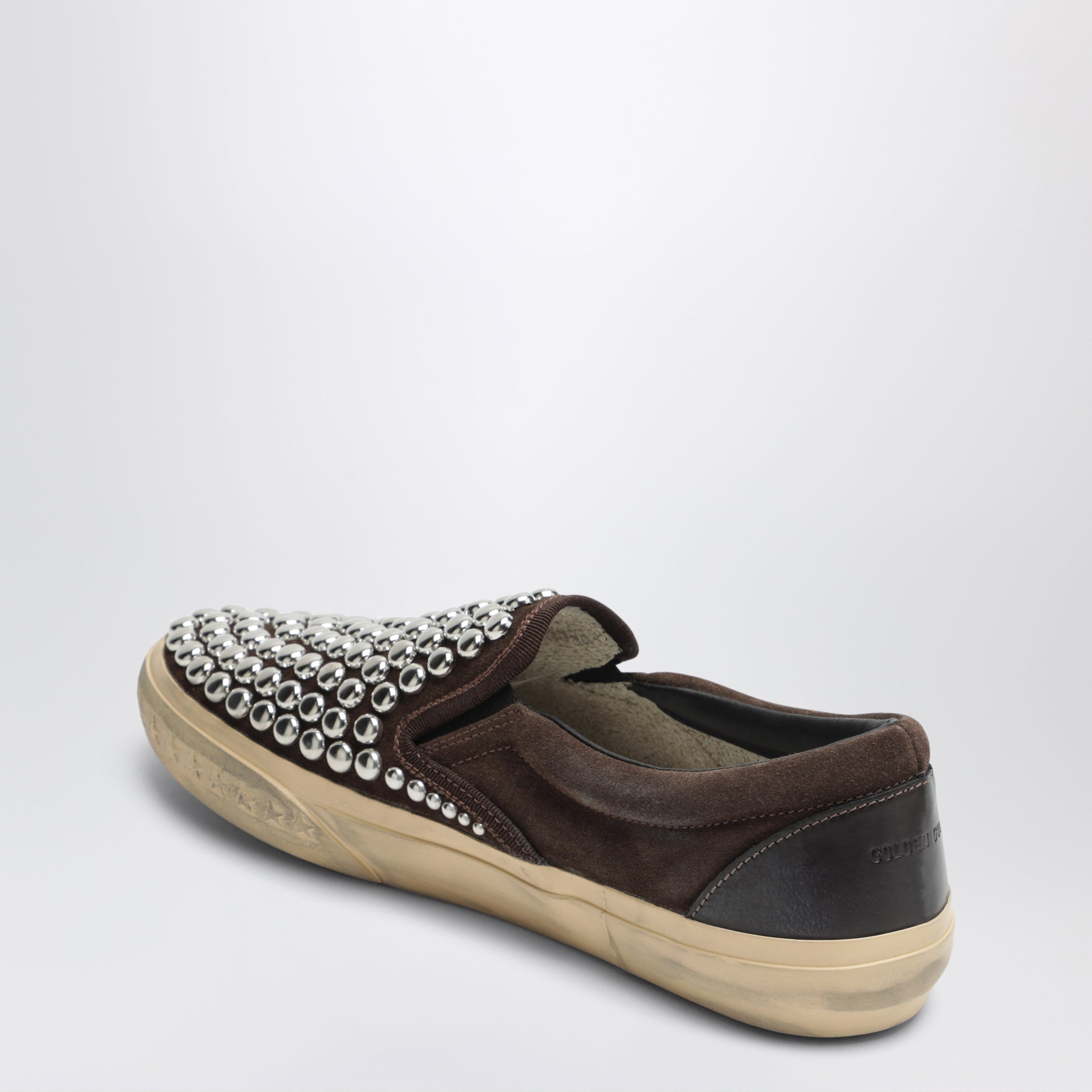 Slip-on marroni in suede con borchie