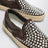 Slip-on marroni in suede con borchie