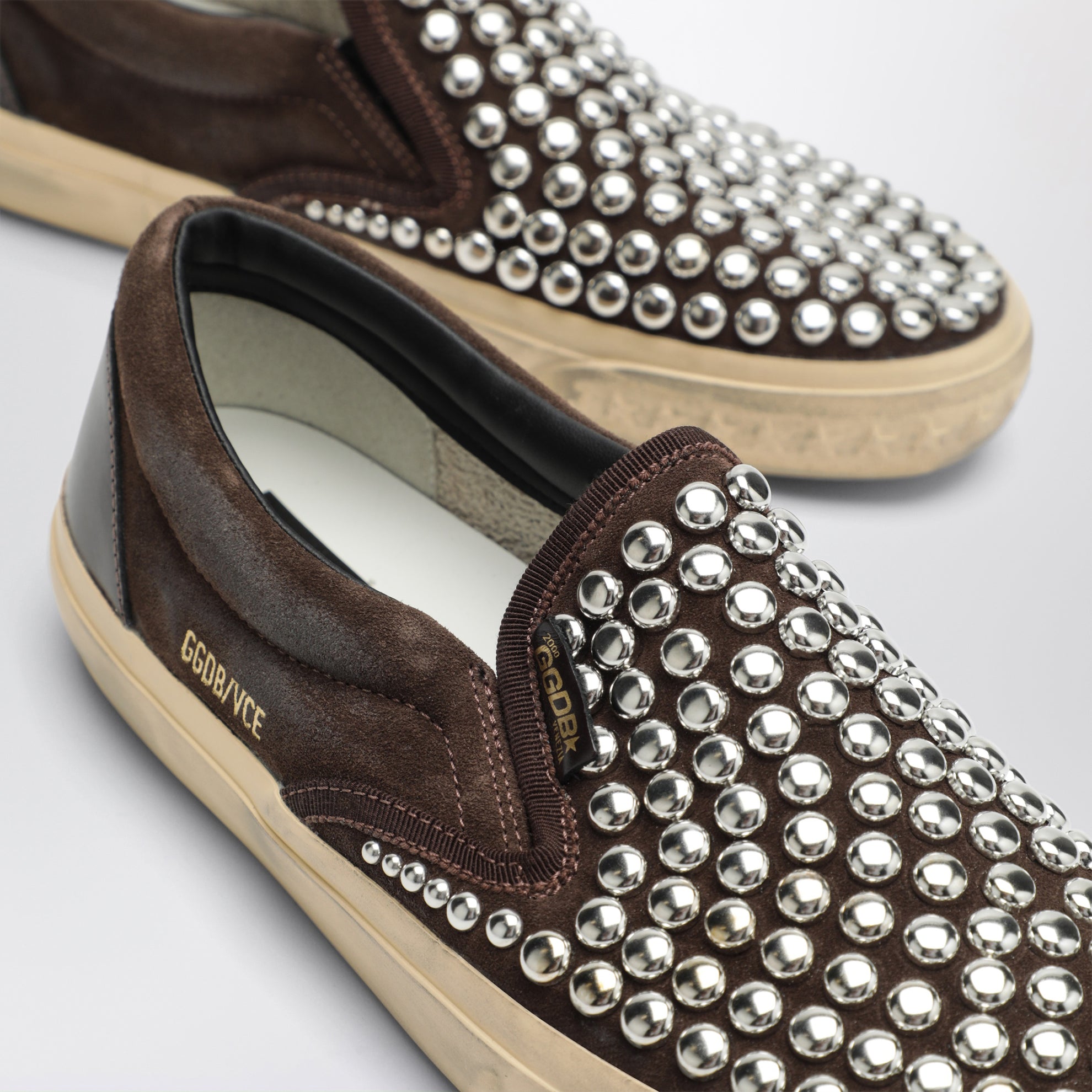 Slip-on marroni in suede con borchie