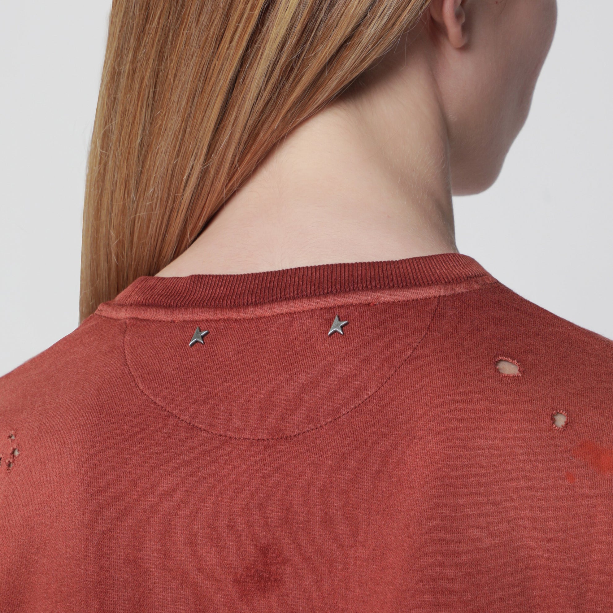 T-shirt in cotone color ruggine con stampa floreale