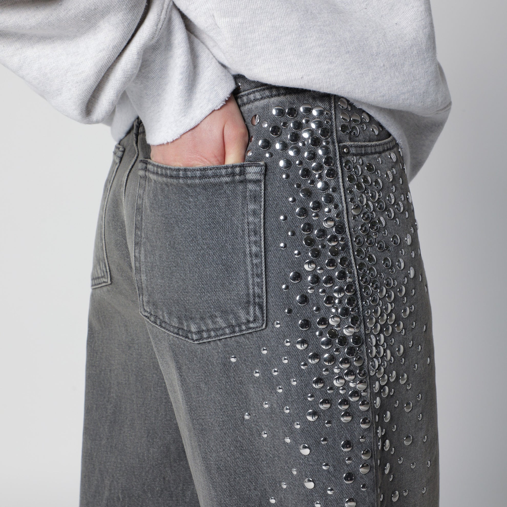Jeans Melody boyfriend in denim grigio con borchie