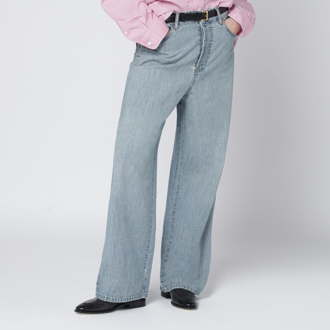 Light blue jeans with logo on the back