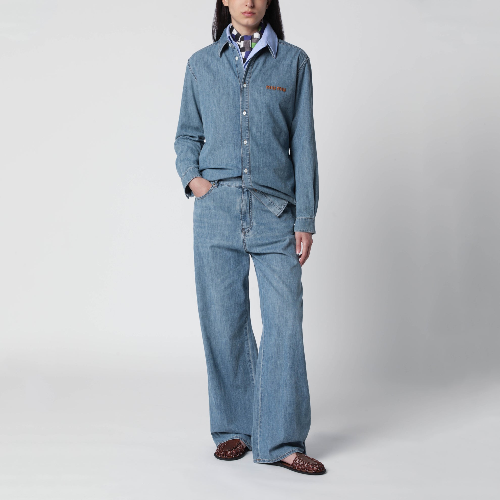 Pantaloni bleached in chambray di cotone azzurri