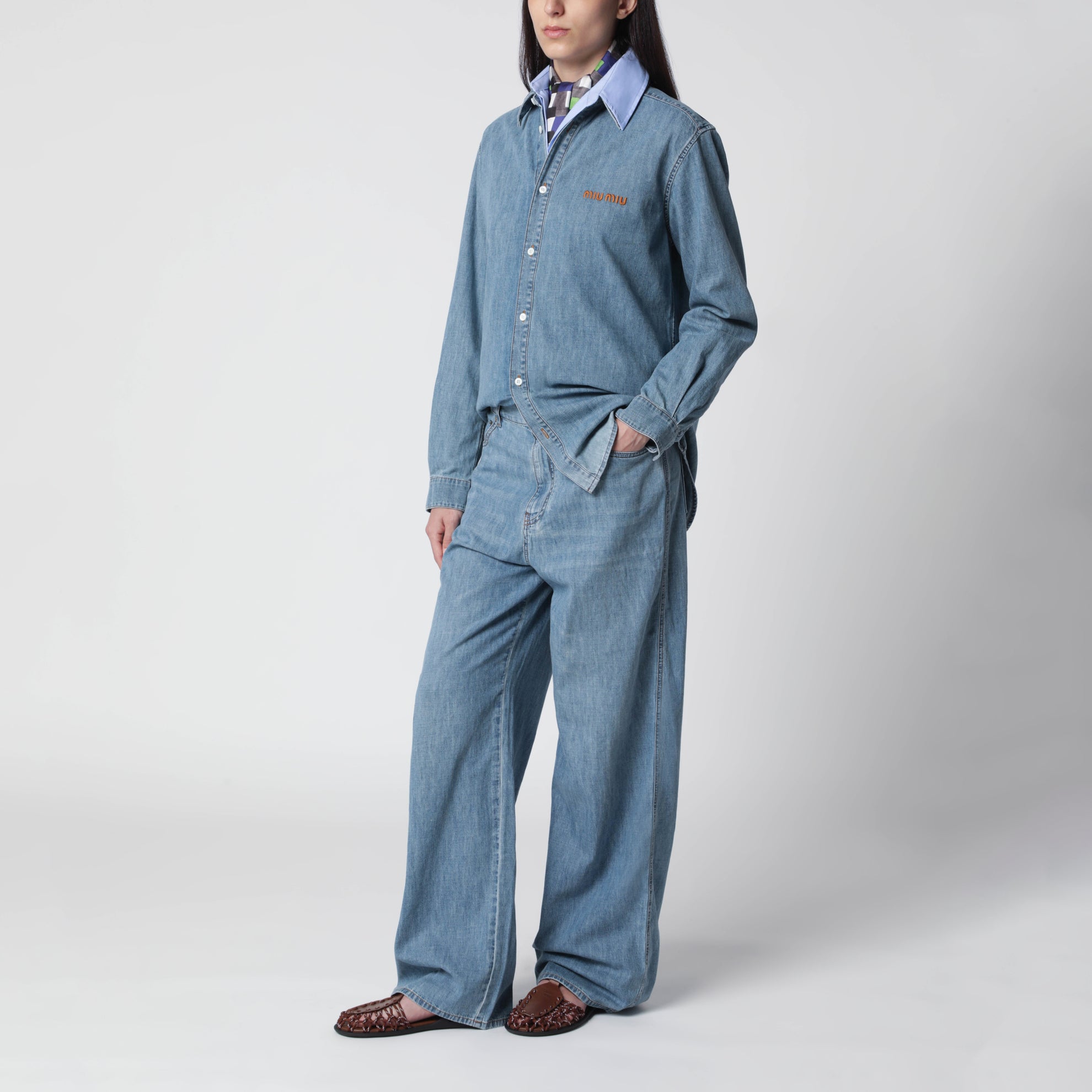 Pantaloni bleached in chambray di cotone azzurri