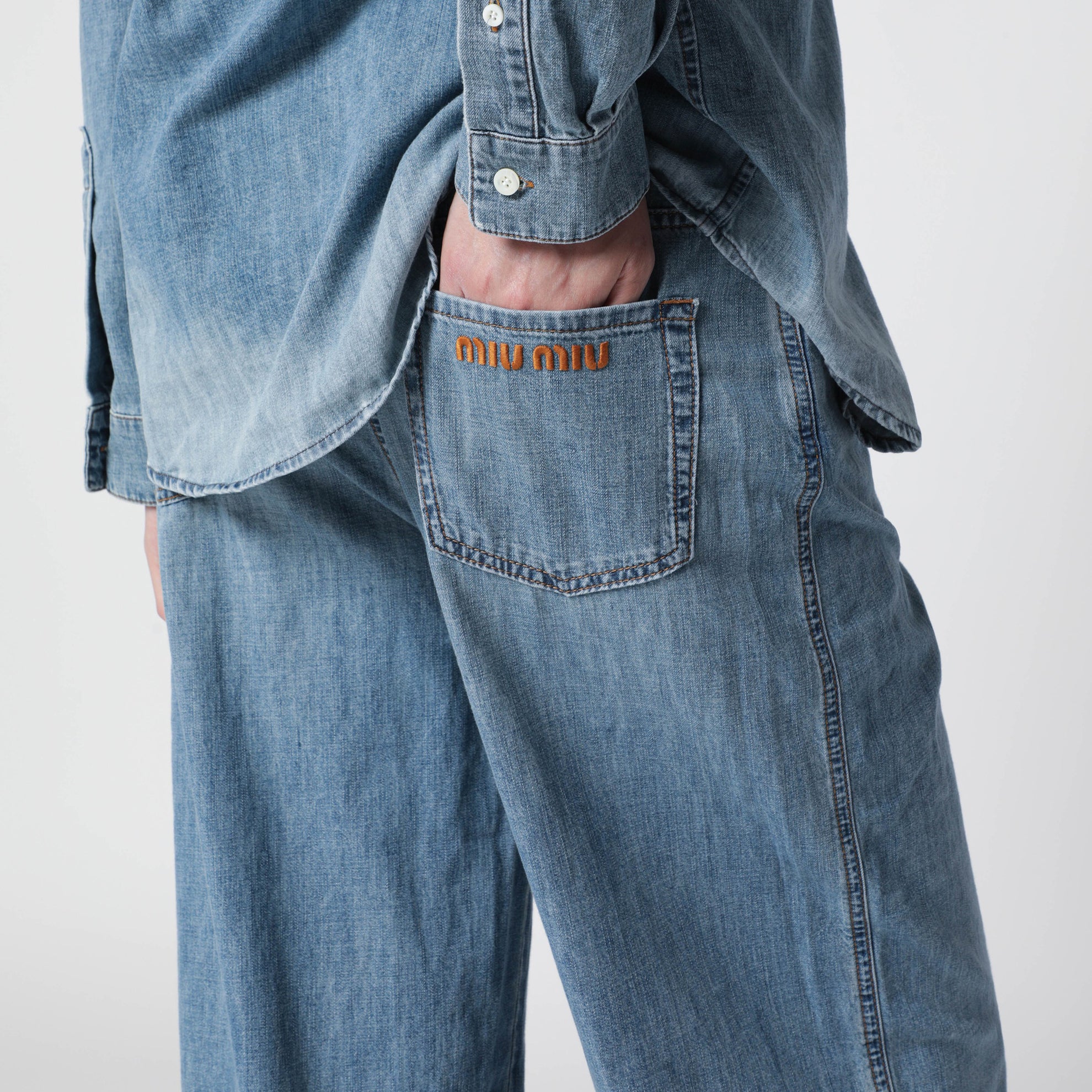 Pantaloni bleached in chambray di cotone azzurri