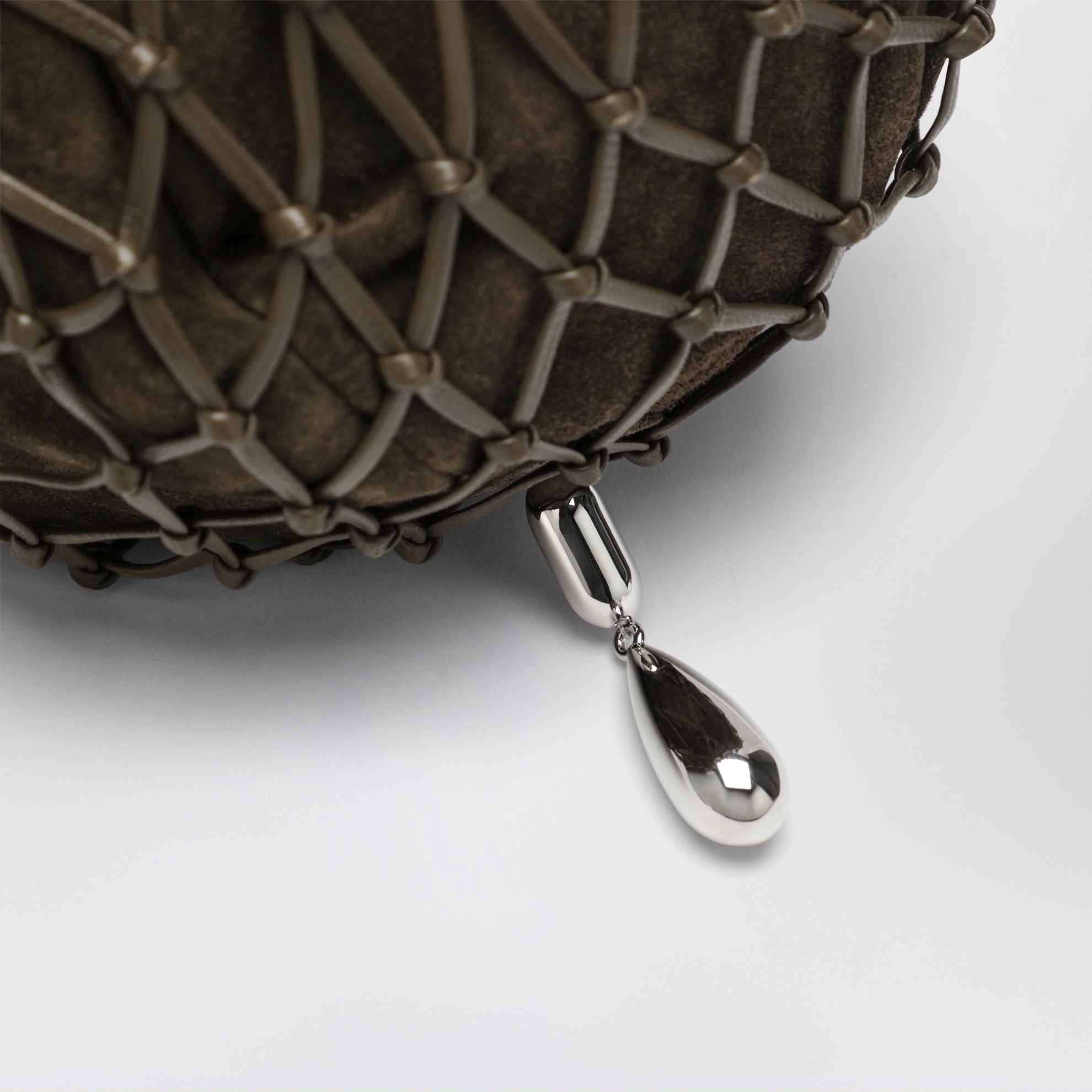 Pochette in macramè in pelle di vitello marrone