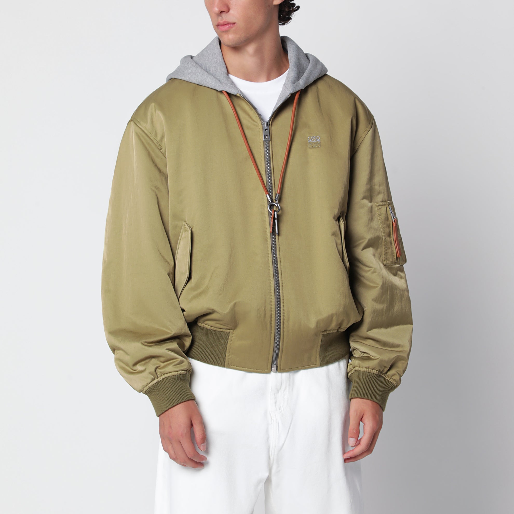 Khakigrüne Bomberjacke aus Funktionsmaterial