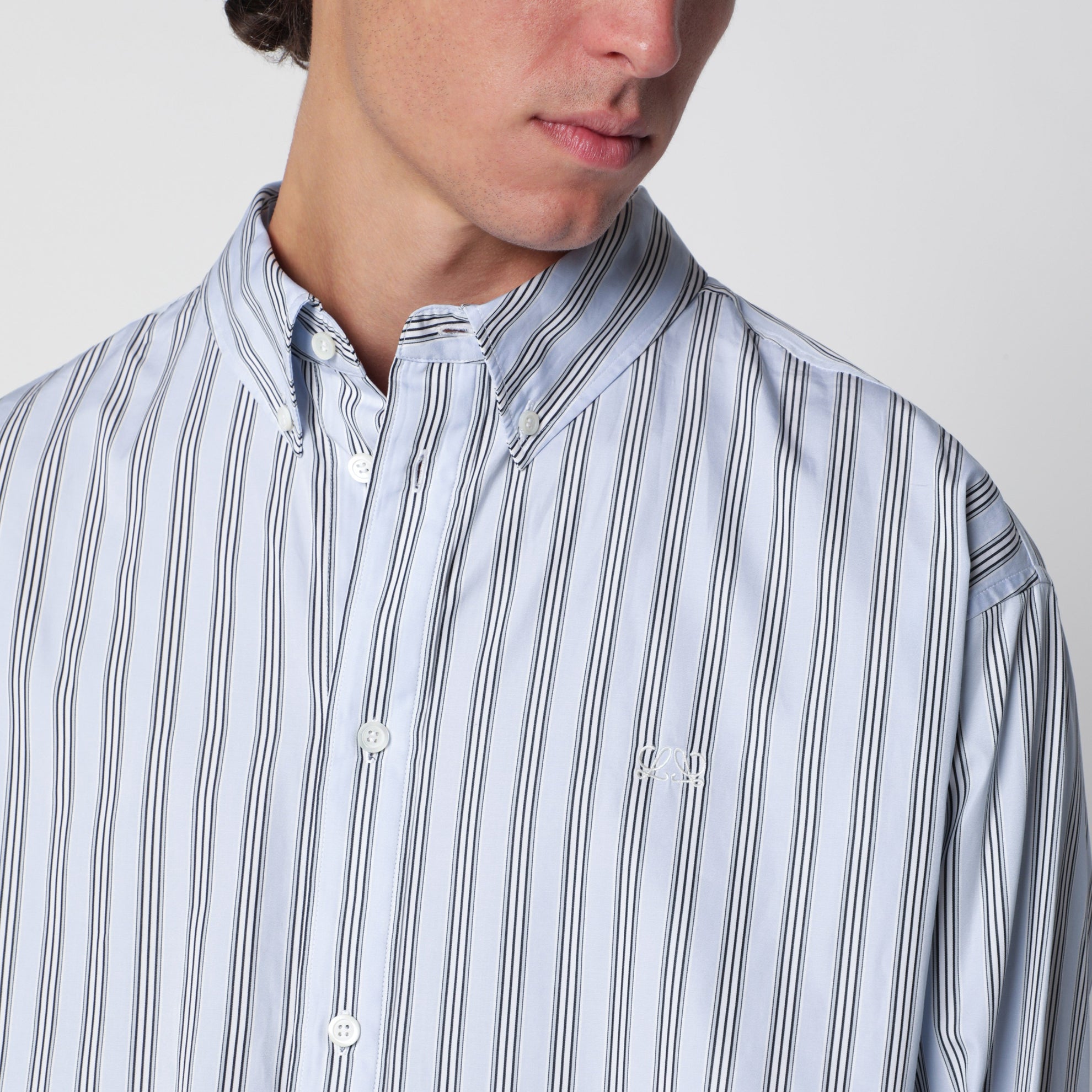 Camicia azzurra con motivo a righe