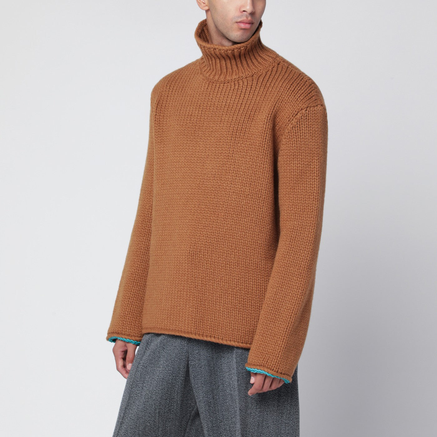 Brauner Rollkragenpullover aus Wolle