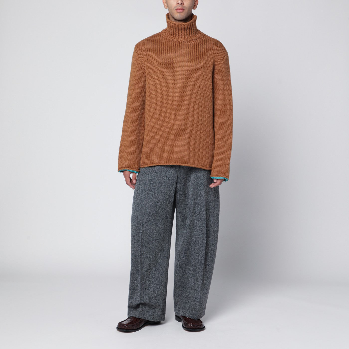 Brauner Rollkragenpullover aus Wolle