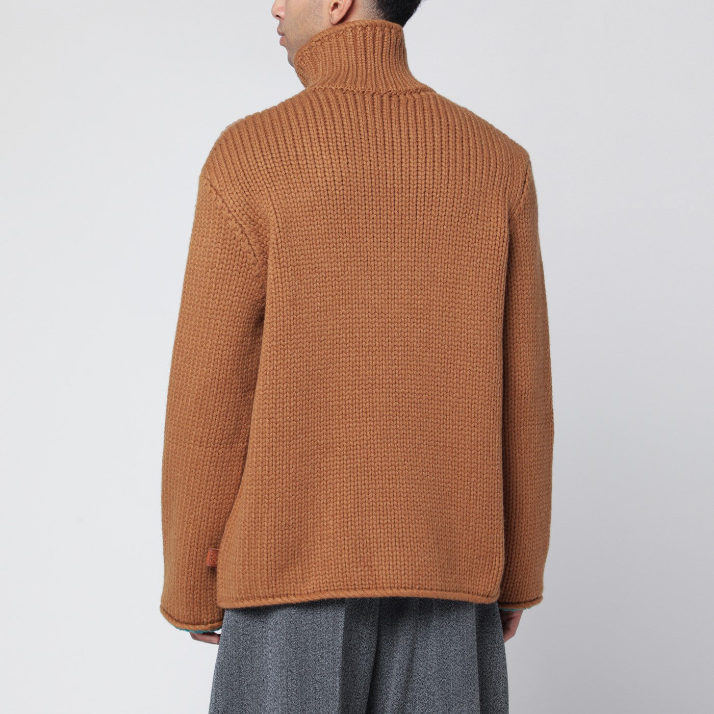 Brauner Rollkragenpullover aus Wolle