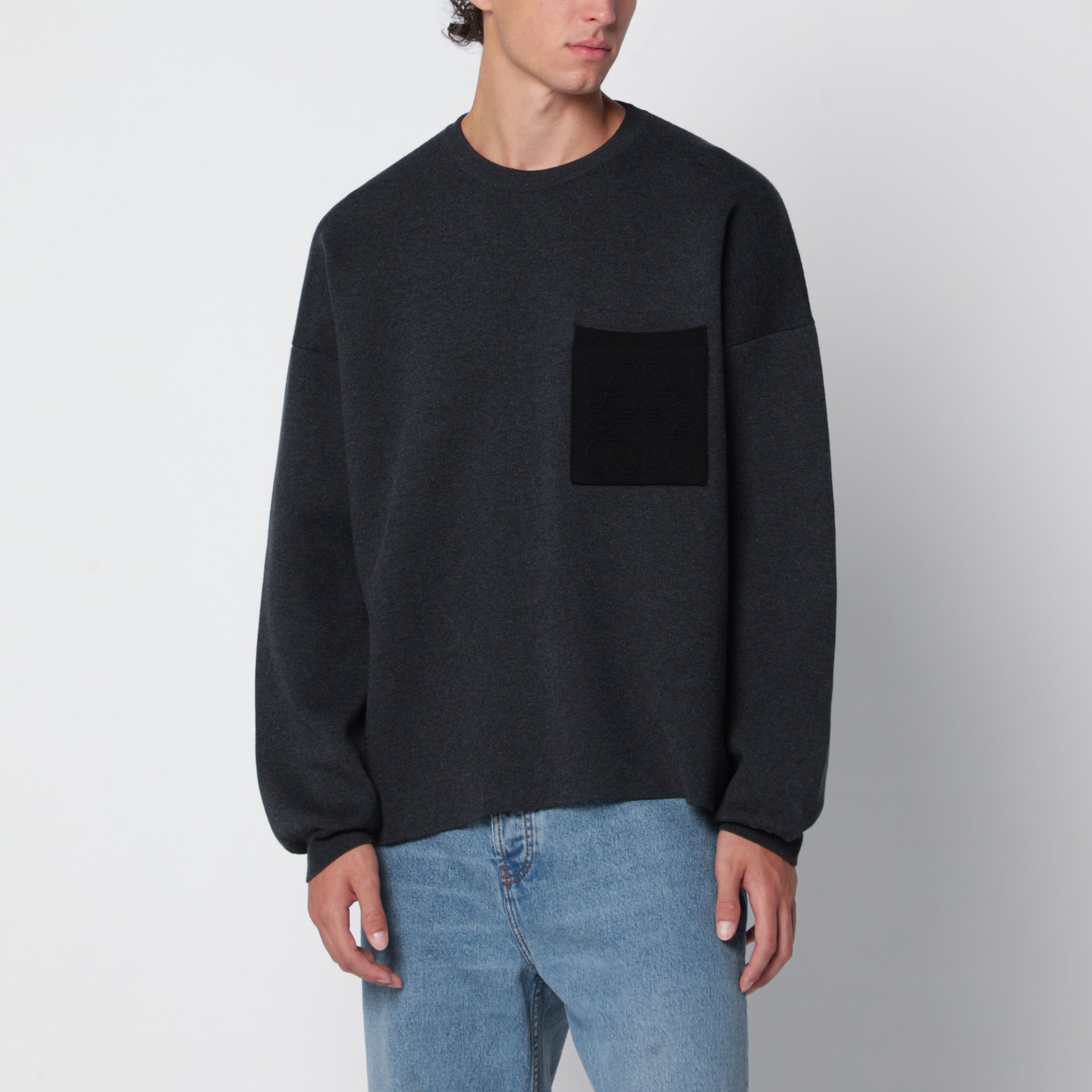 Anthrazitgrauer Pullover aus Baumwollmischung