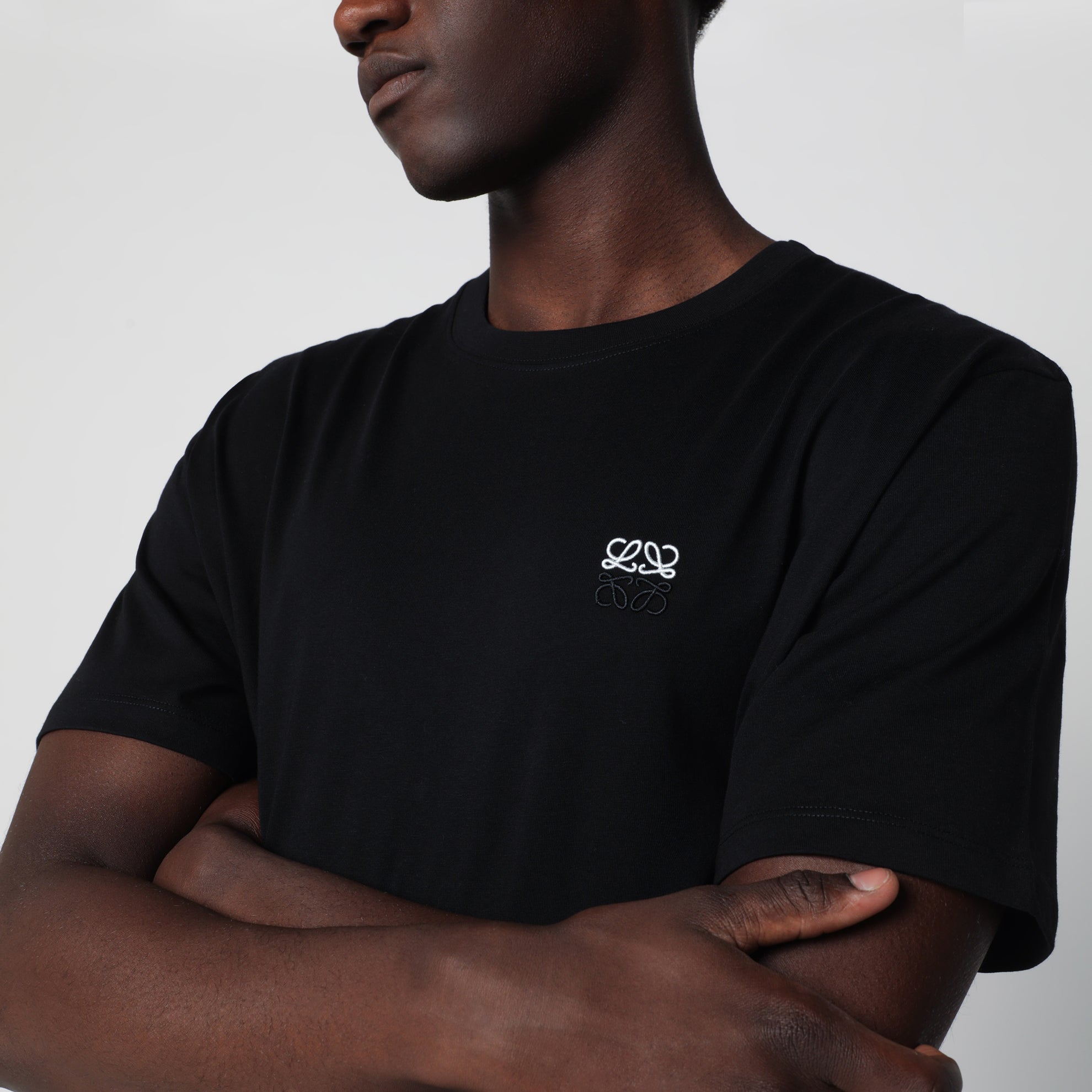 T-shirt in cotone nera con logo Anagram