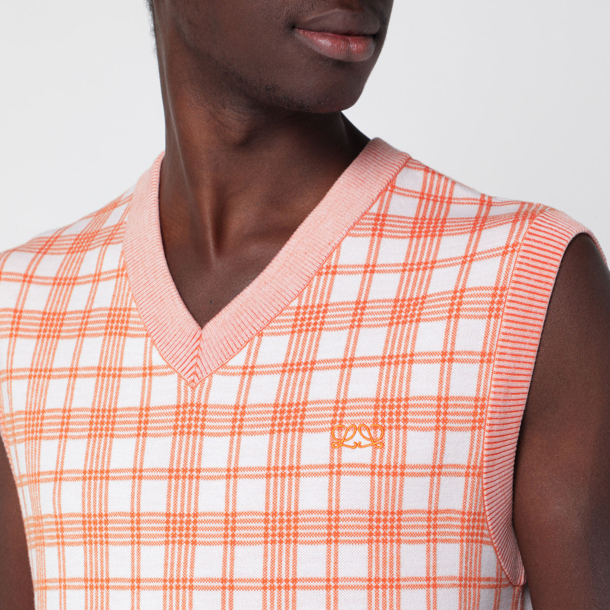 Gilet blanc et orange à carreaux en laine