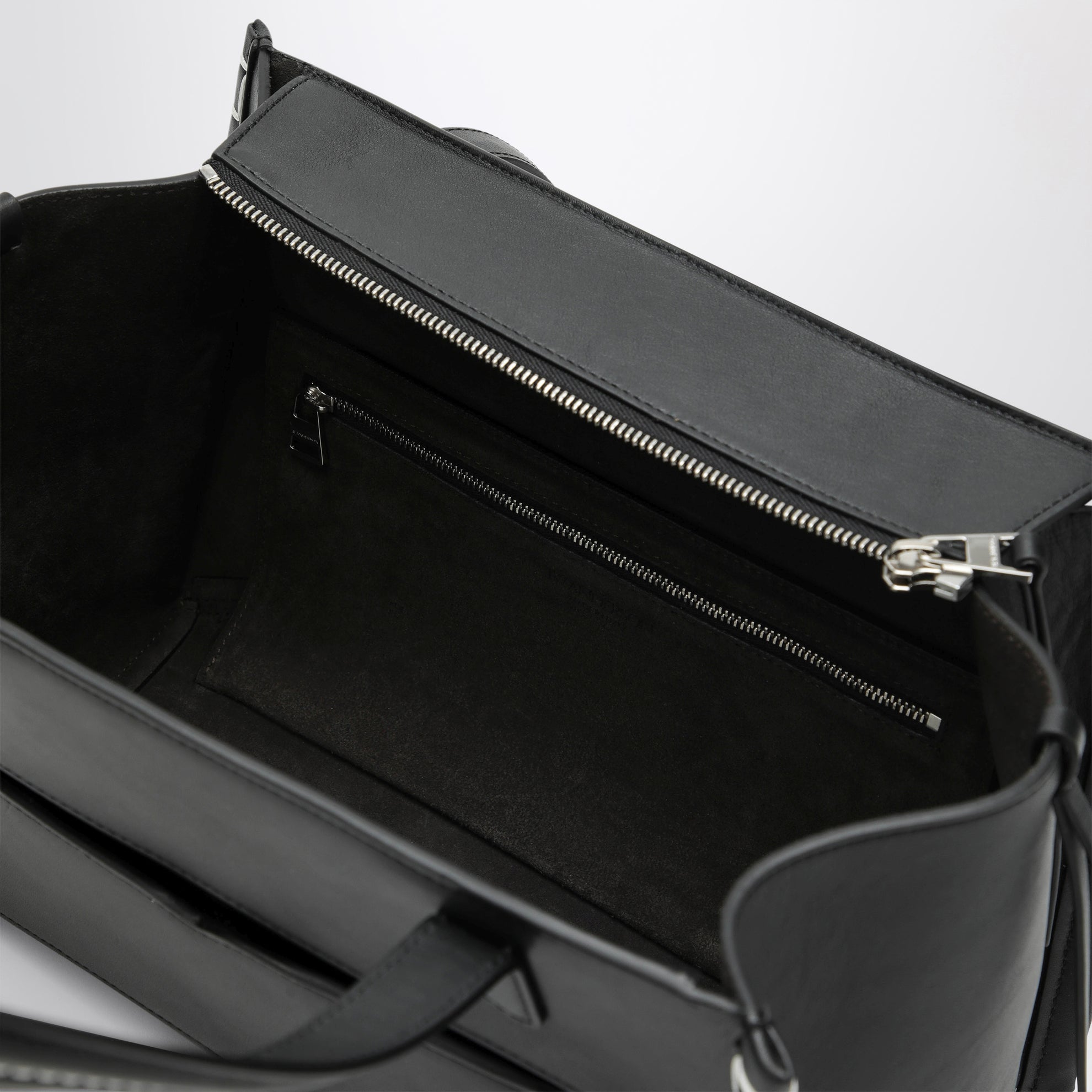 Borsa cabas Loafer allungata in pelle nera