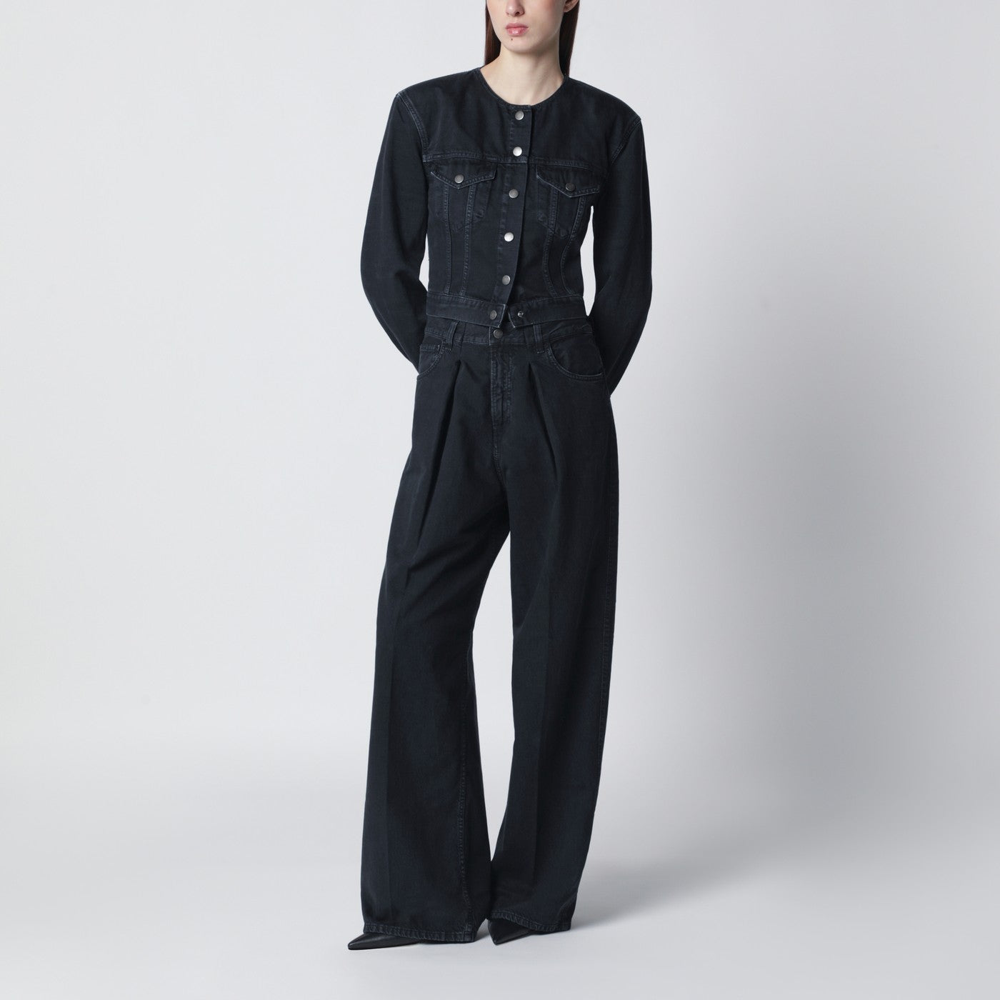 Kohlefarbene Candy-Jeans mit Falten