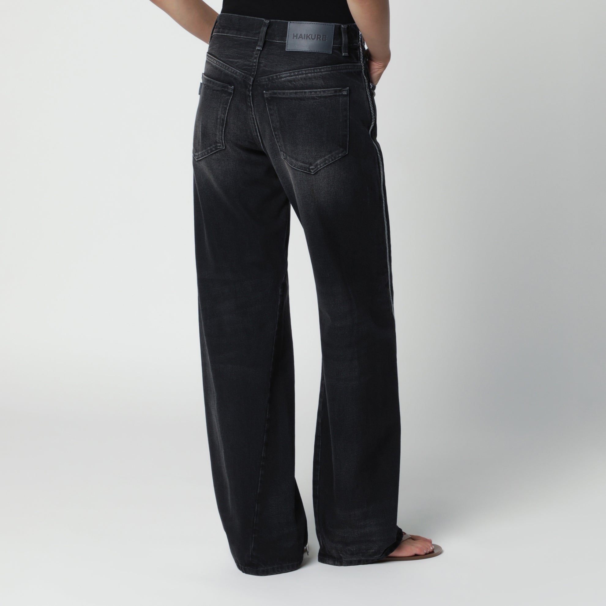 Jeans nero slavato con dettaglio zip