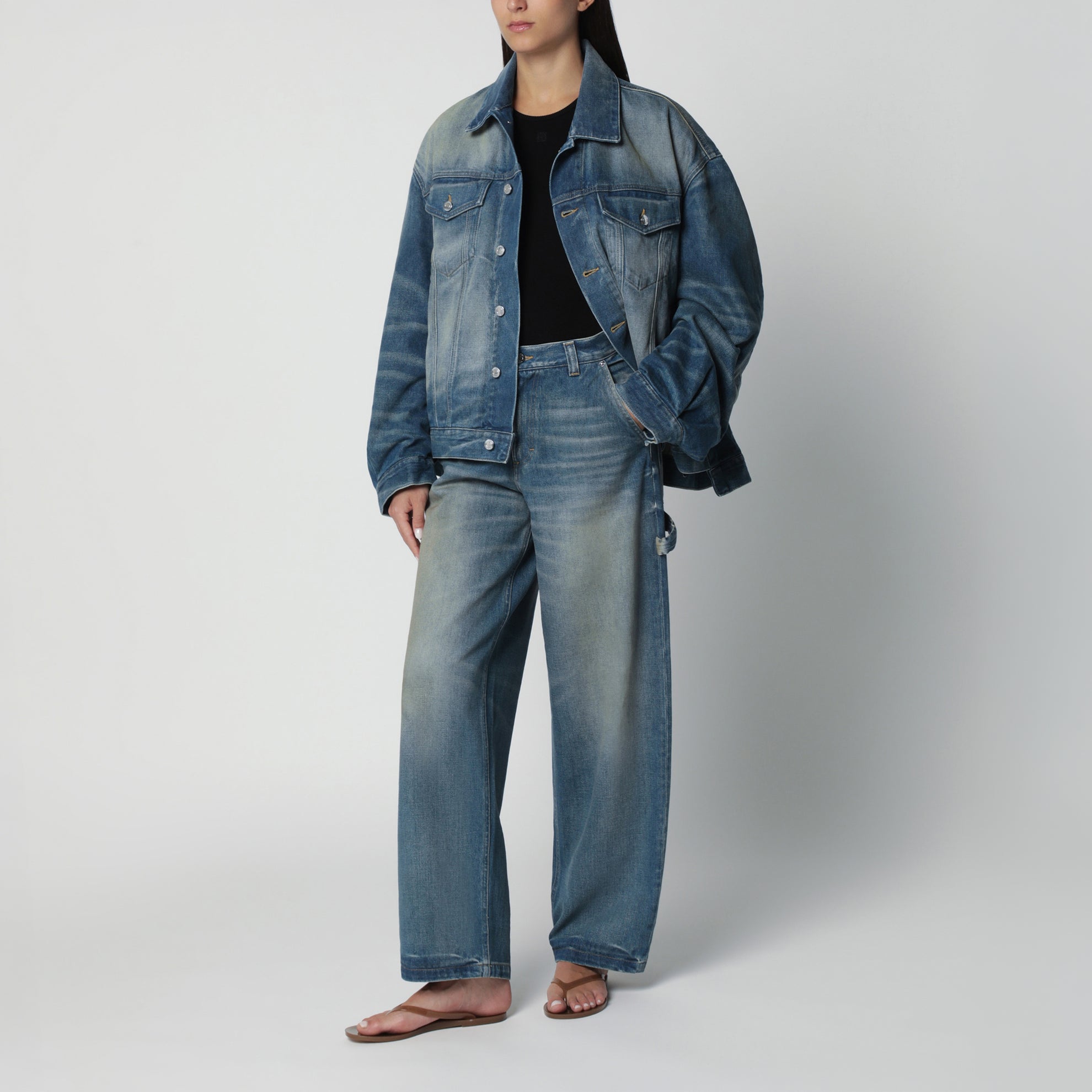 Weit geschnittene blaue Jeans mit Washed-Effekt