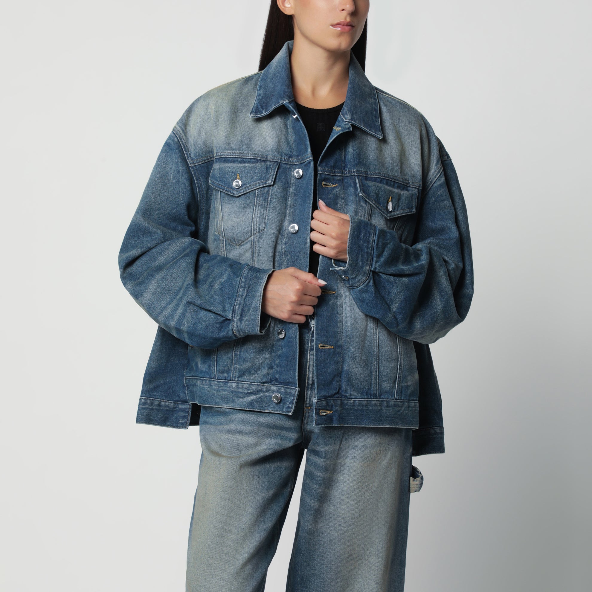 Blaue Denimjacke mit Washed-Effekt