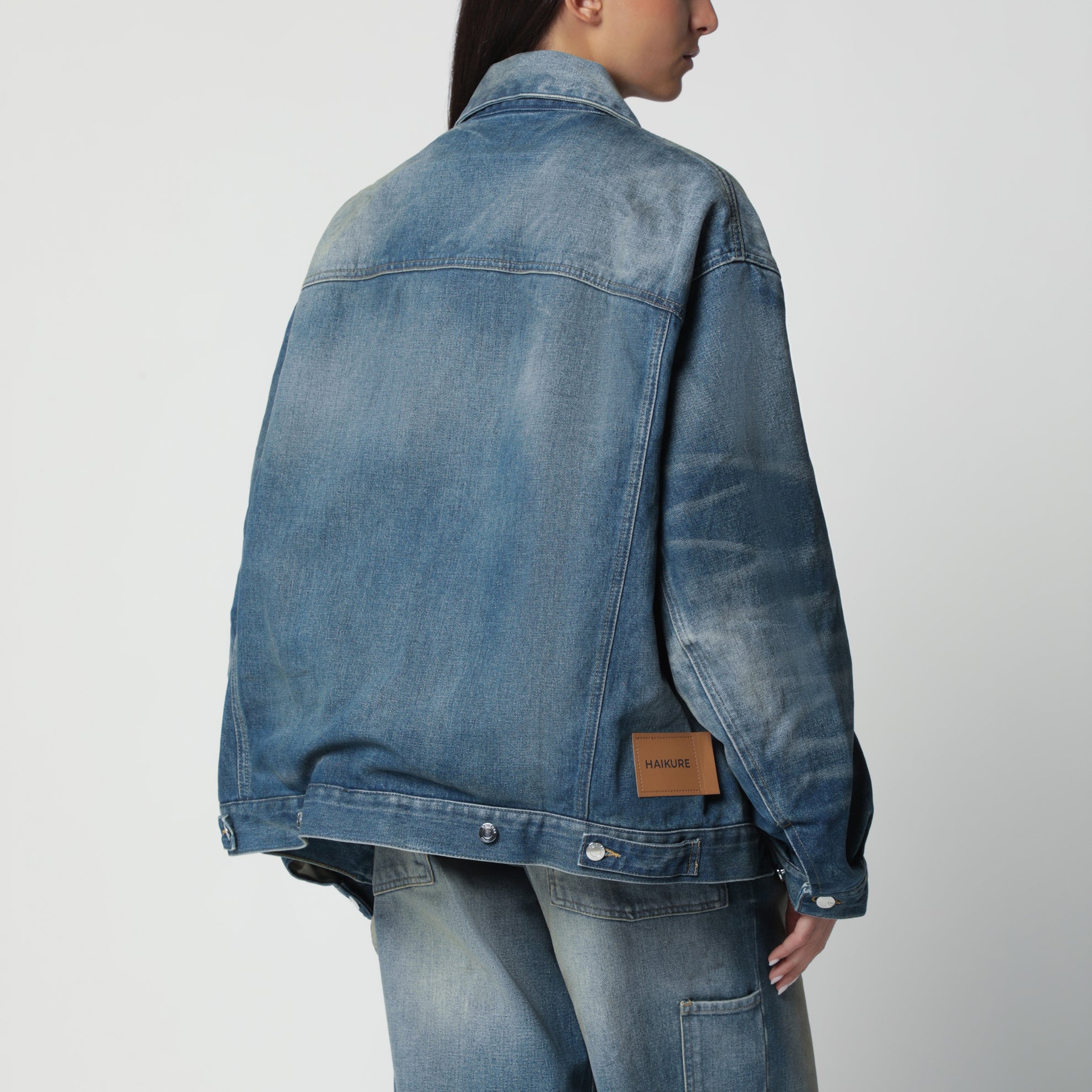 Blaue Denimjacke mit Washed-Effekt