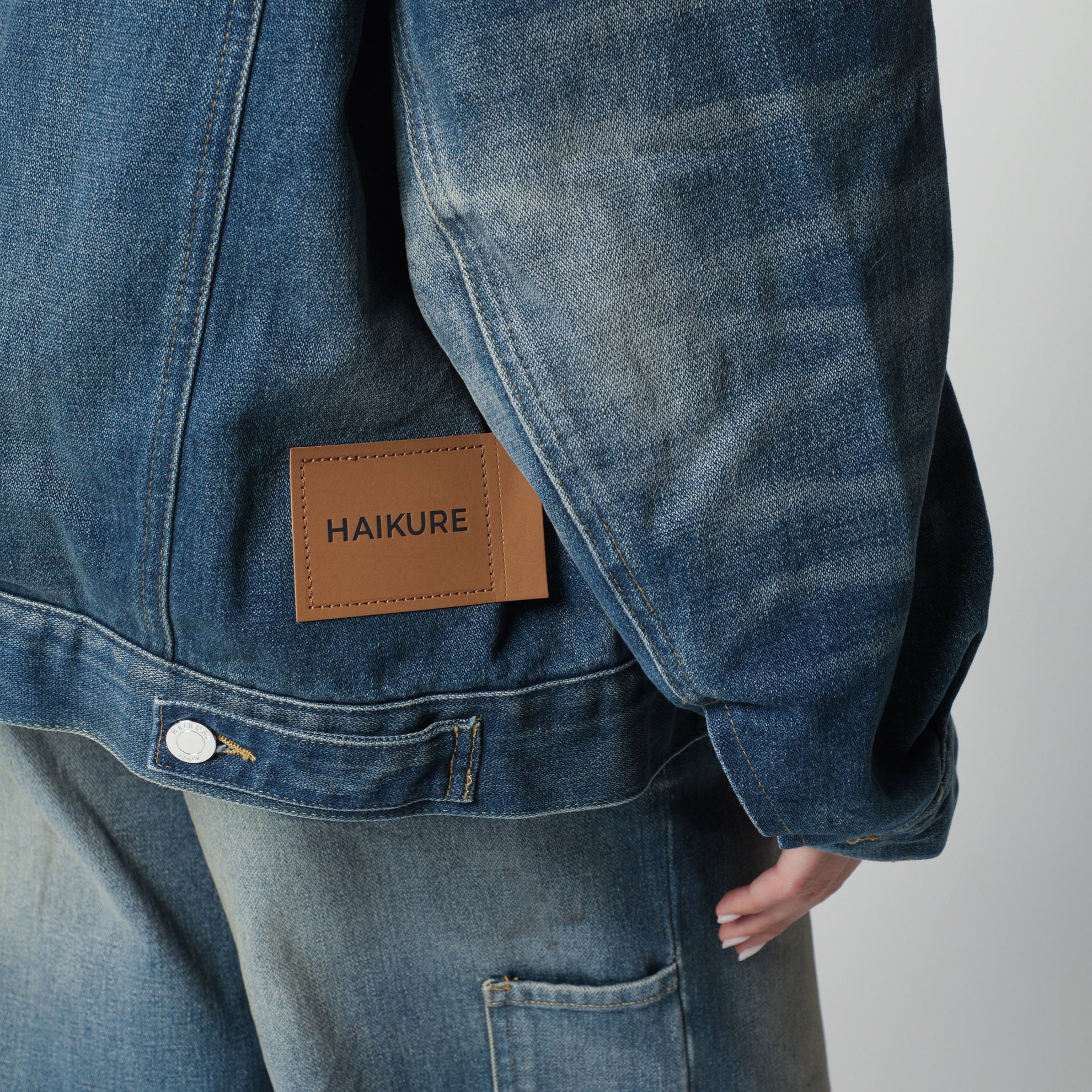 Blaue Denimjacke mit Washed-Effekt