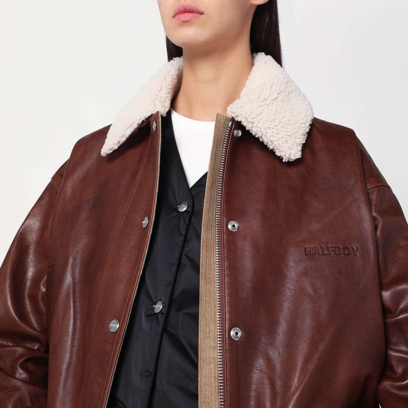 Giubbotto marrone in pelle con collo in shearling