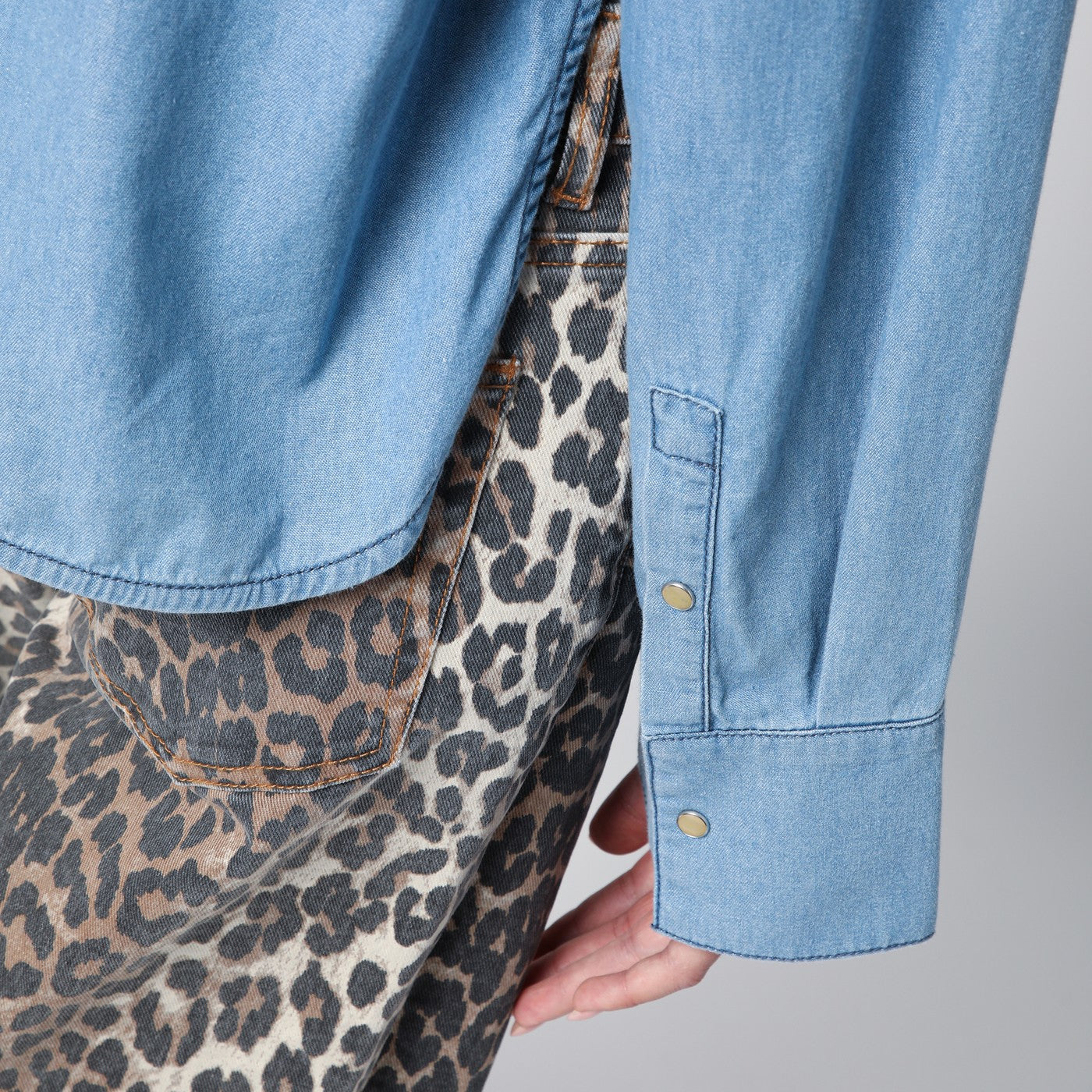 Chemise bleu clair en denim