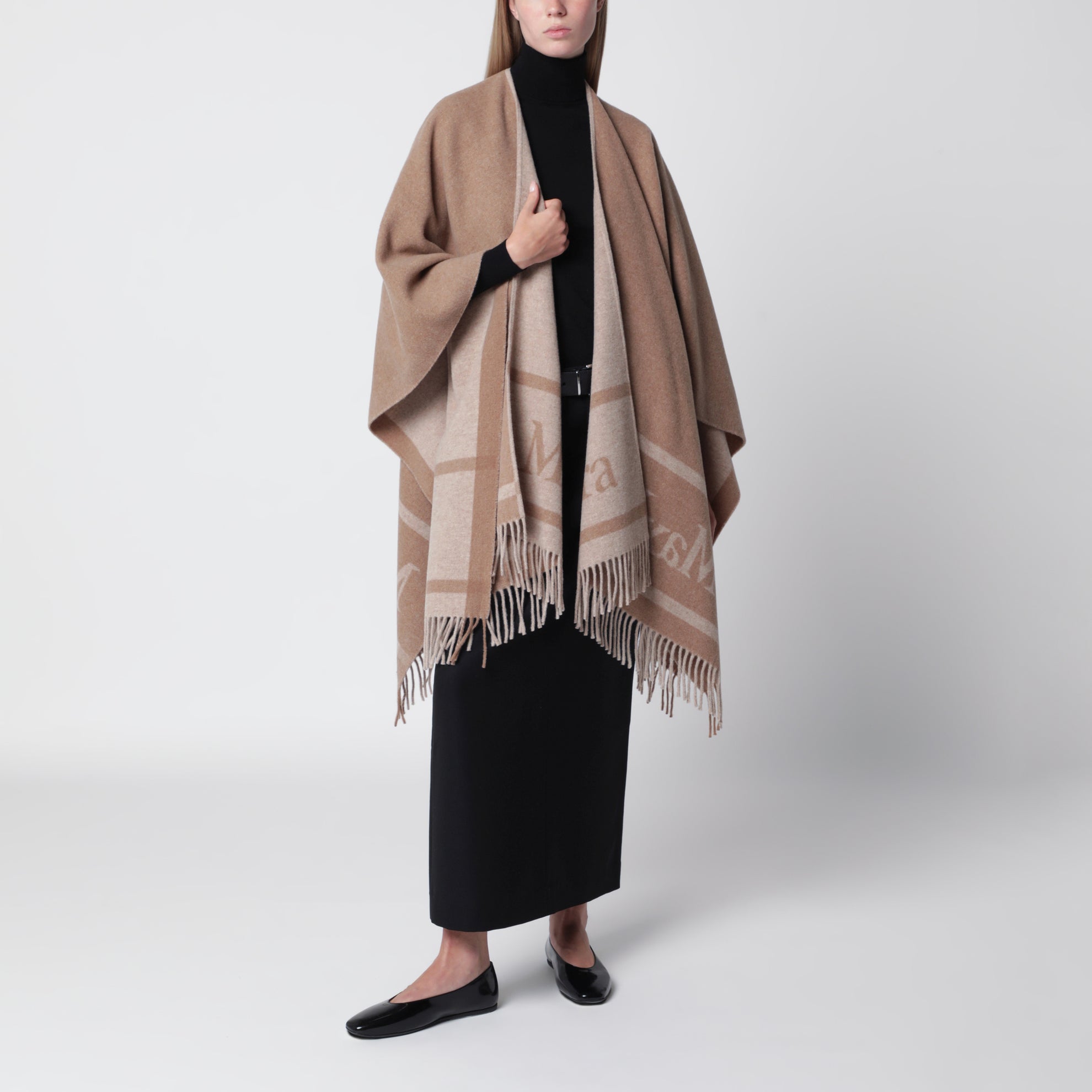 Jacquard poncho with fringes in sand-colored wool