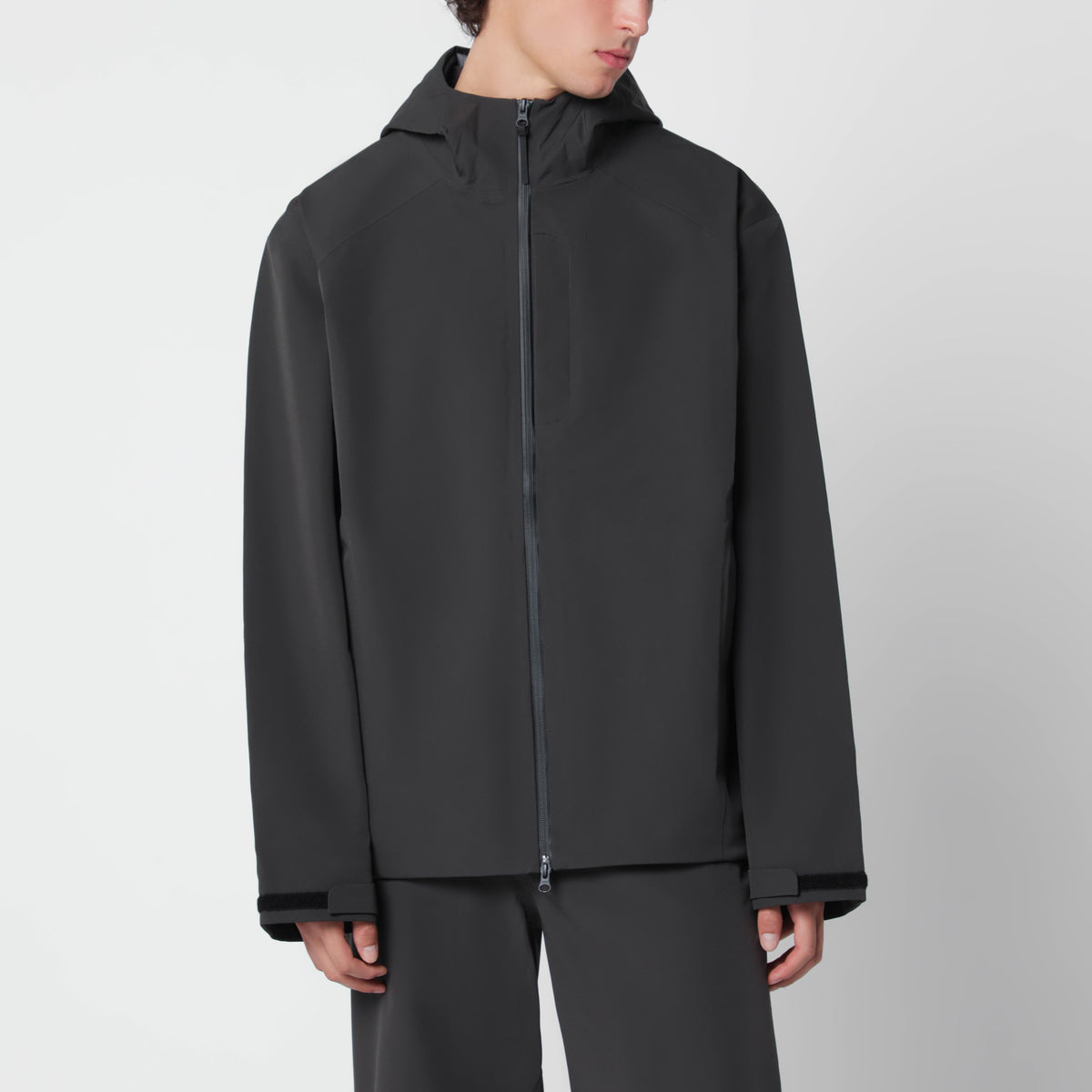 Anthrazitschwarze Jacke mit Kapuze