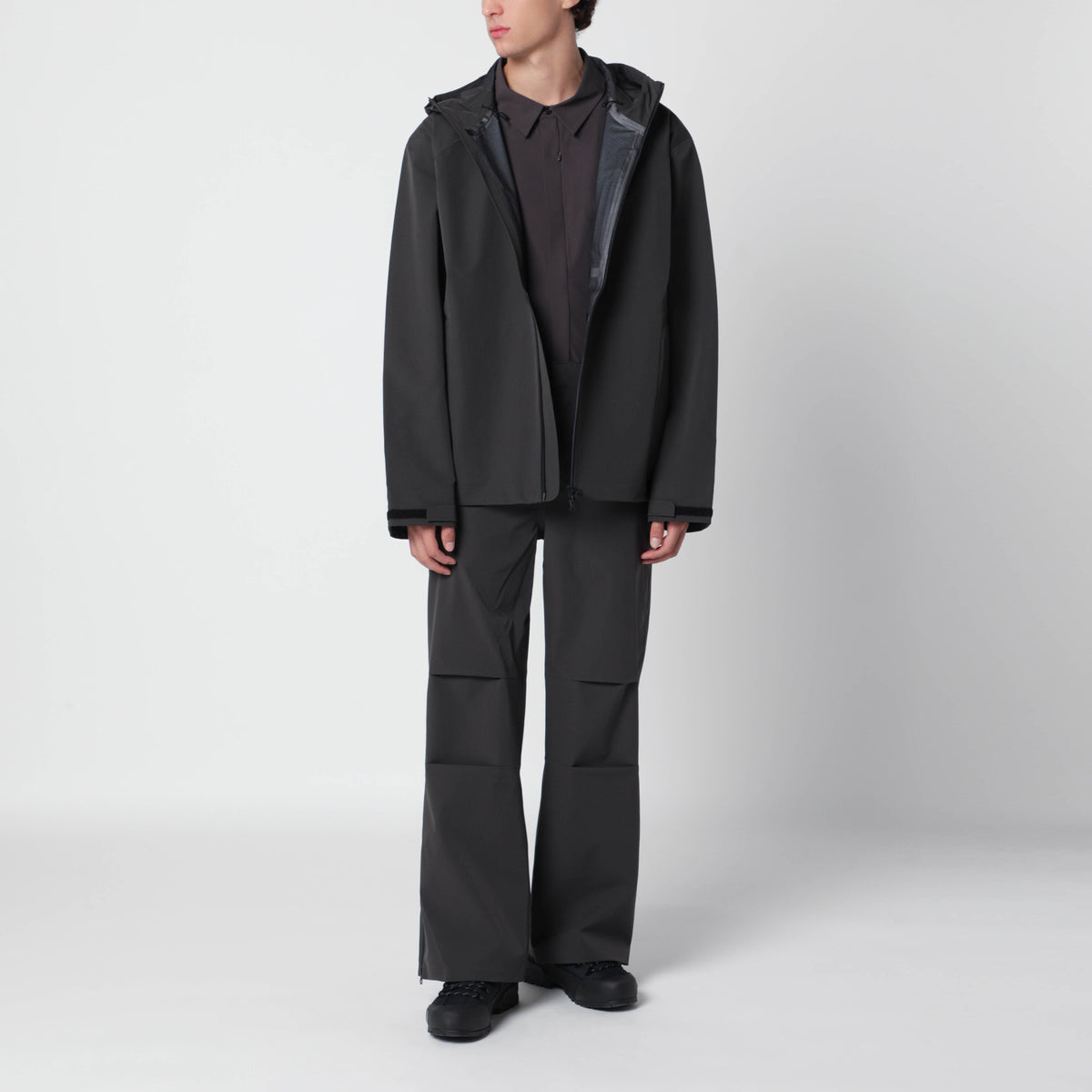 Anthrazitschwarze Jacke mit Kapuze