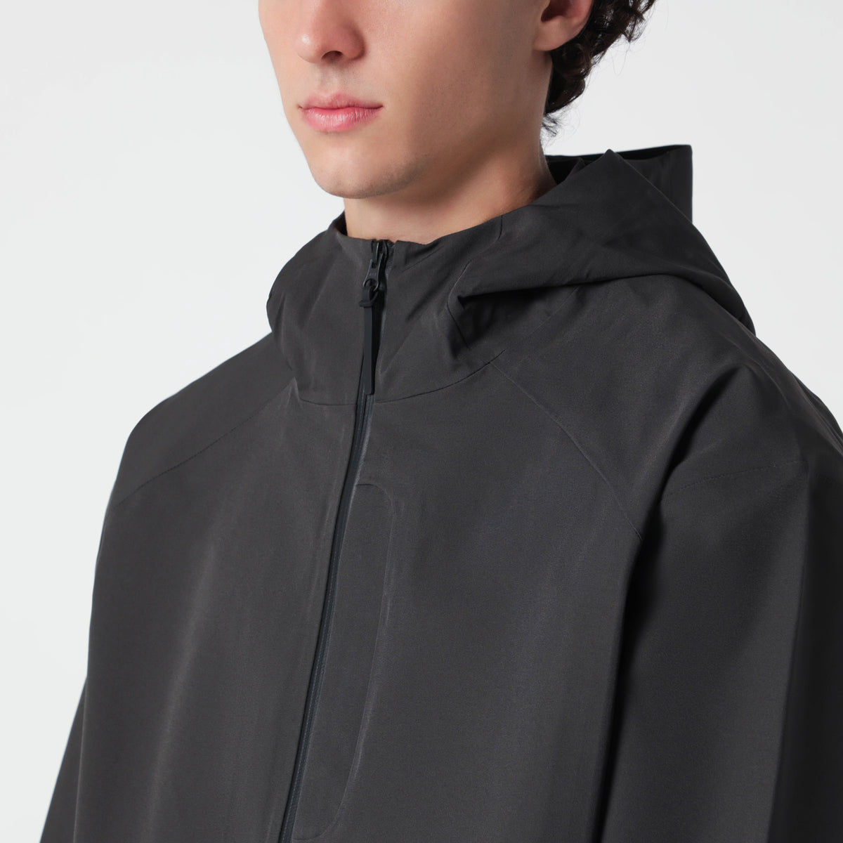 Anthrazitschwarze Jacke mit Kapuze
