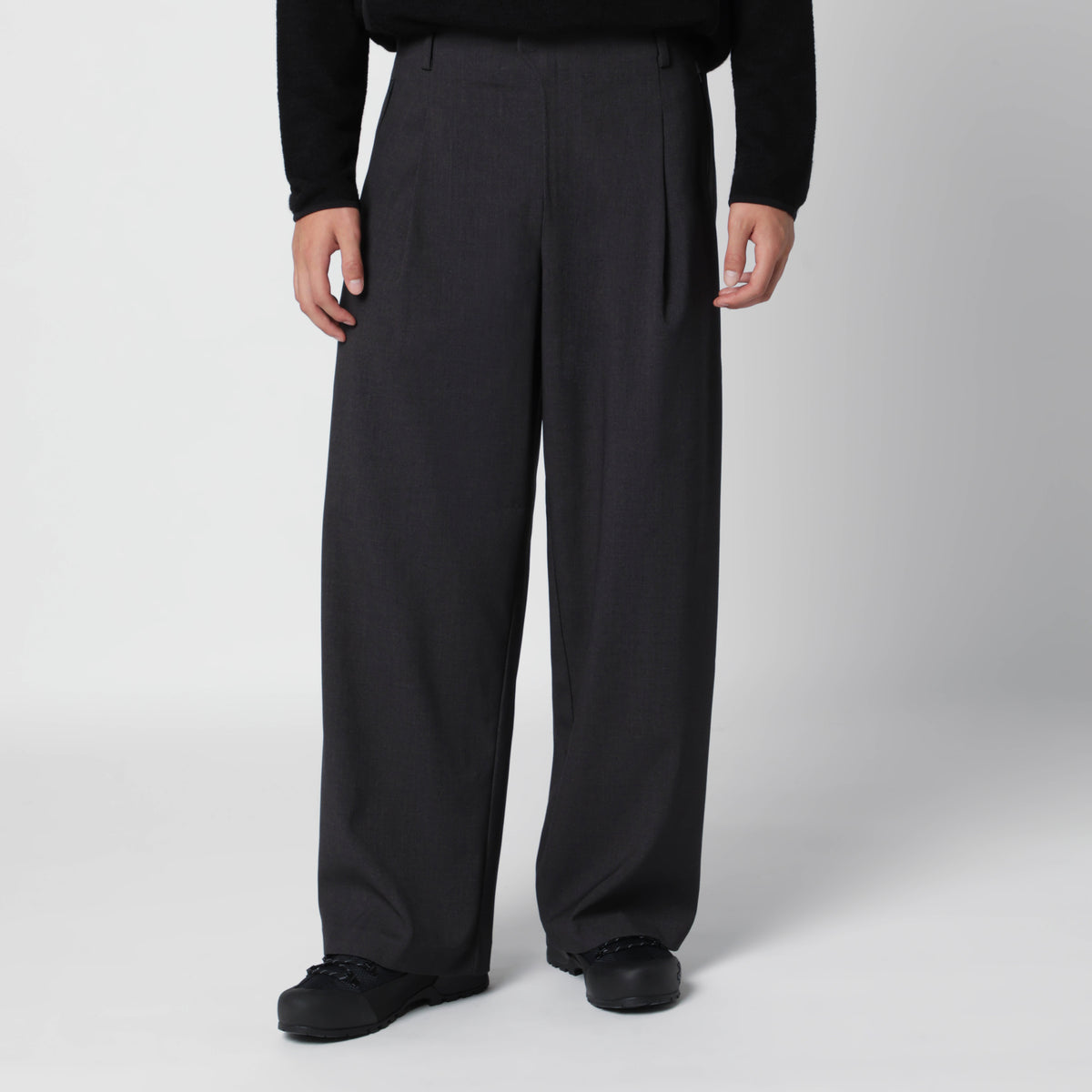 Dunkelgraue Bundfaltenhose aus Viskosemischung