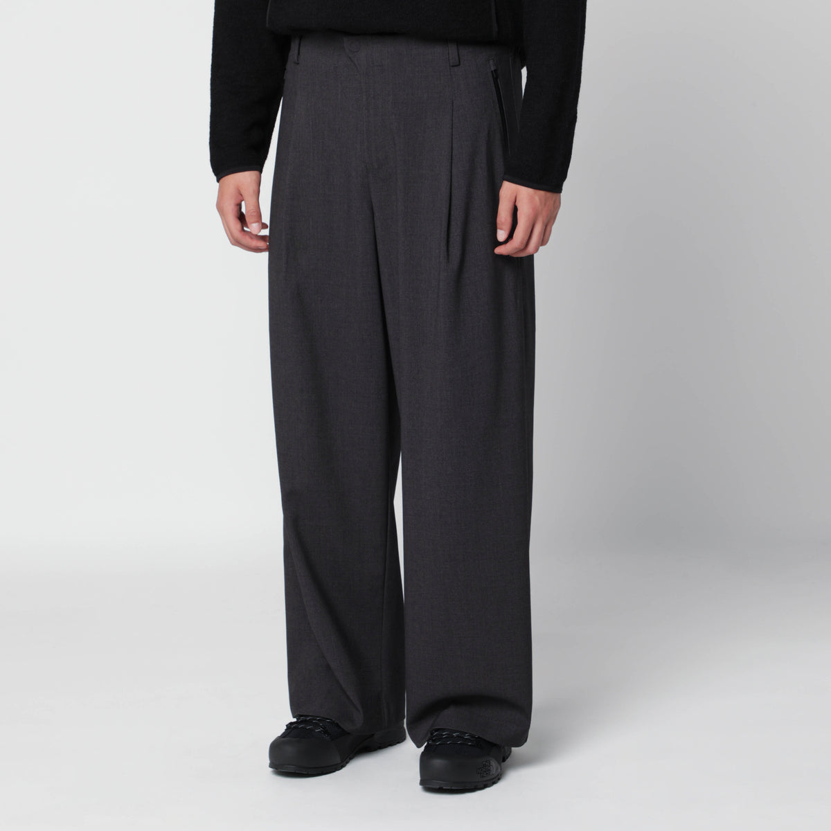 Dunkelgraue Bundfaltenhose aus Viskosemischung
