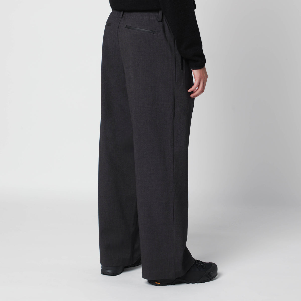 Dunkelgraue Bundfaltenhose aus Viskosemischung
