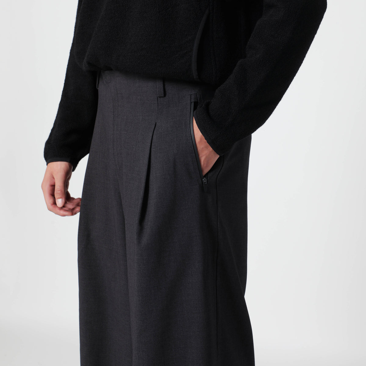 Dunkelgraue Bundfaltenhose aus Viskosemischung